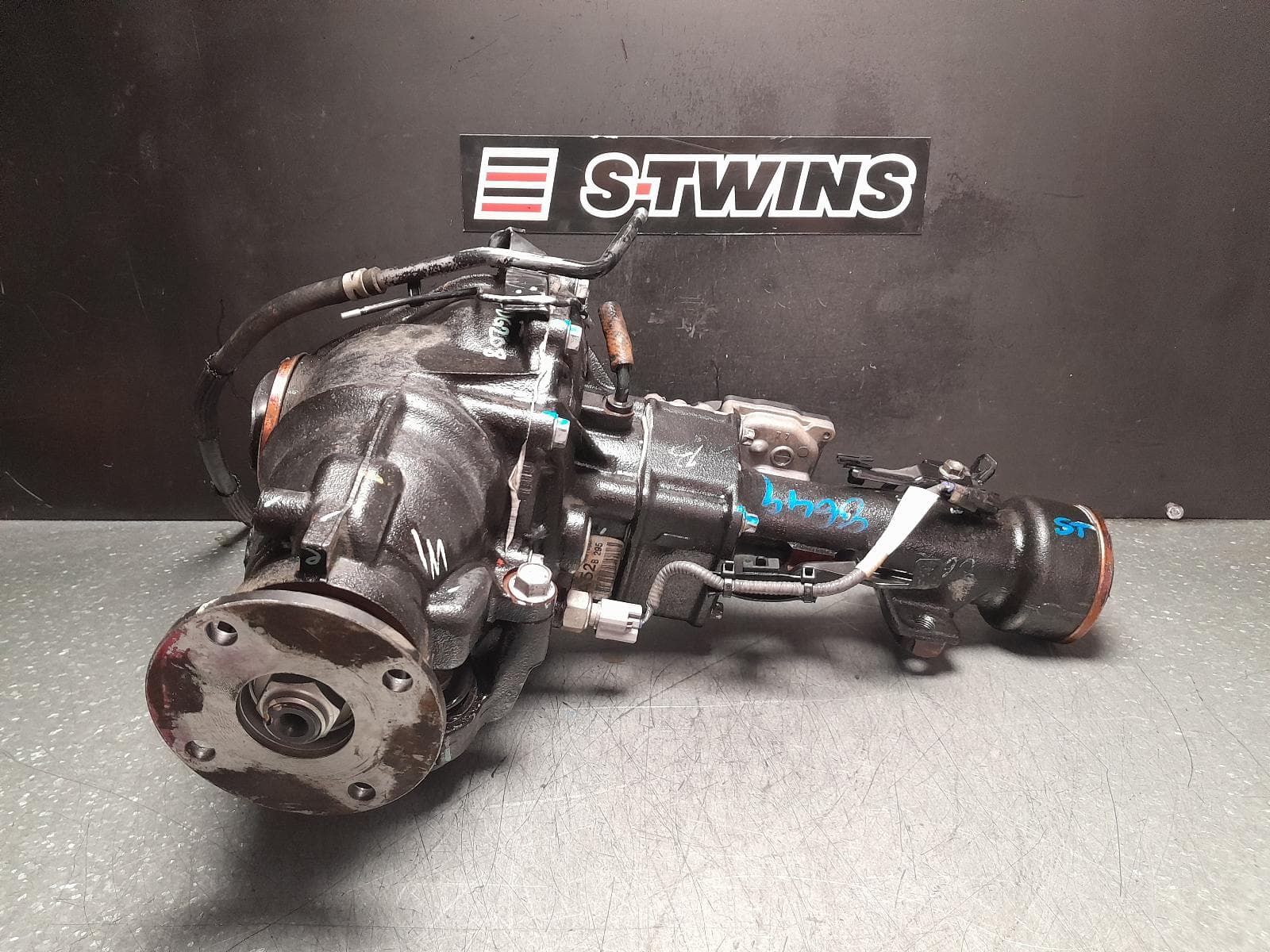 Used auto part listing image: 2017 TOYOTA HILUX DIFFERENTIAL CENTRE FRONT, 2.8, DIESEL, AUTO T/M, 3.909 RATIO, 06/15- 0000352860