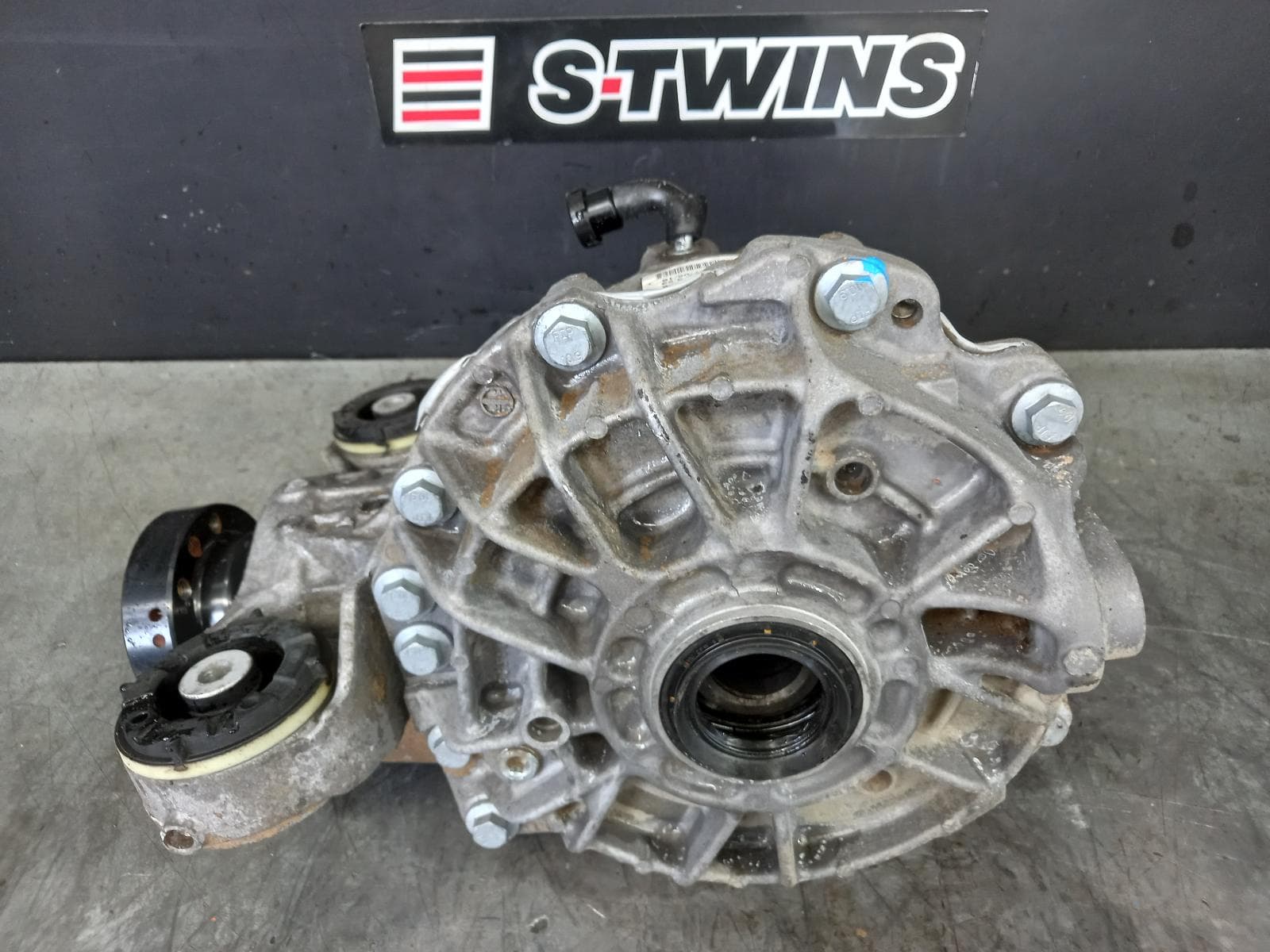 Used auto part listing image: 2016 JAGUAR F PACE DIFFERENTIAL CENTRE X761, REAR, DIESEL, 3.0, TWIN TURBO, 02/16-10/20 0000319801