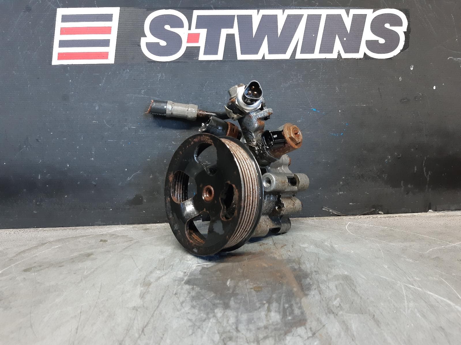 Used auto part listing image: 2010 TOYOTA PRADO STEERING PUMP PETROL, 4.0, 1GR-FE, 150 SERIES, 08/09-05/20 0000351481