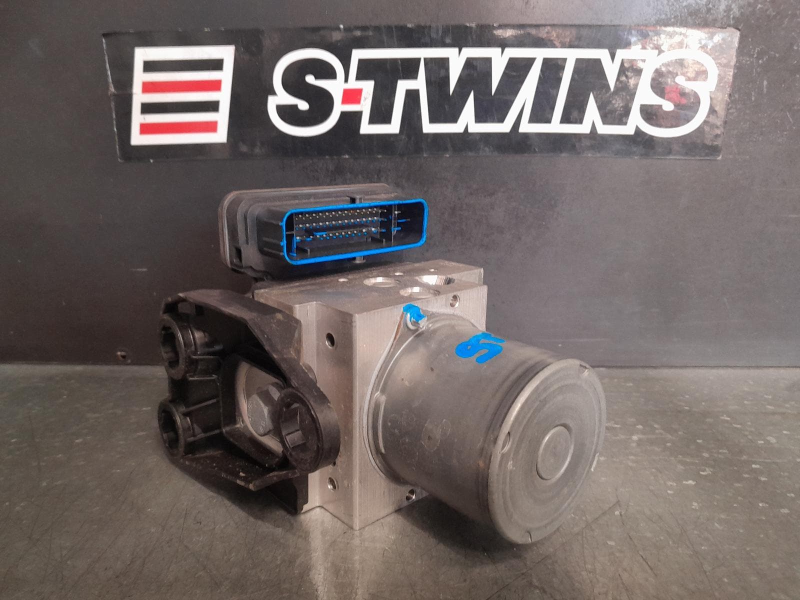Used auto part listing image: 2018 AUDI Q7 ABS PUMP MODULATOR 4M, P/N 4M0614517M, 09/15-03/20 0000327965