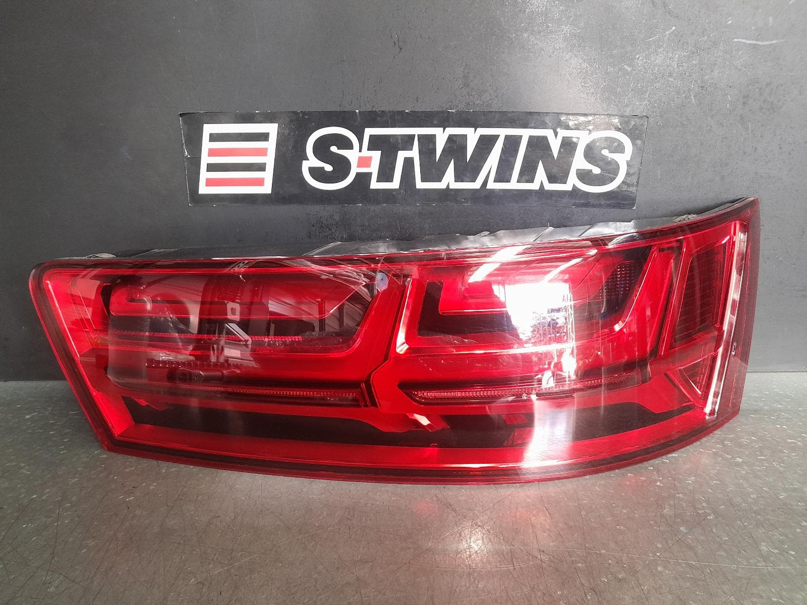 Used auto part listing image: 2018 AUDI Q7 RIGHT TAILLIGHT 4M, IN TAILGATE, LED TYPE (OPT 8SP 5PIN), 09/15-03/20 0000327751