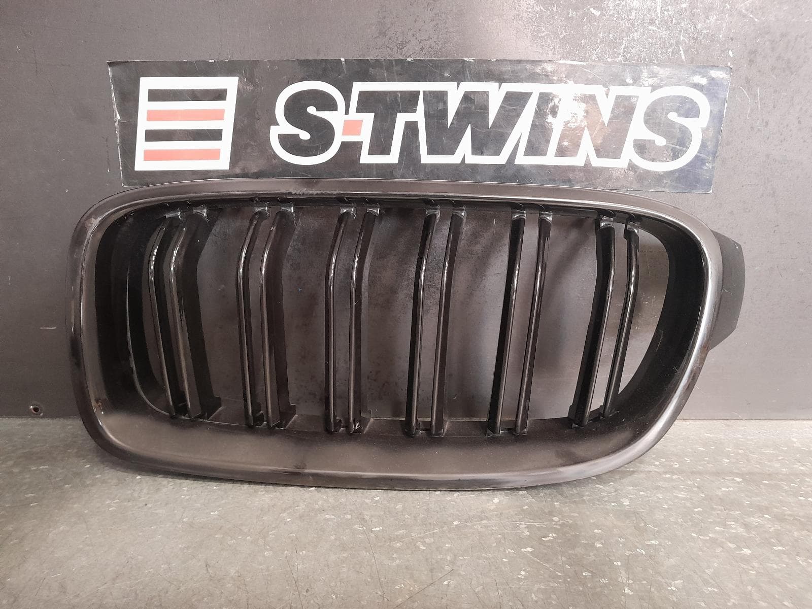 Used auto part listing image: 2014 BMW 3 SERIES GRILLE RADIATOR GRILLE (LH SIDE), F30, SEDAN, HIGH GLOSS BLACK, 11/11-02/19 0000327171