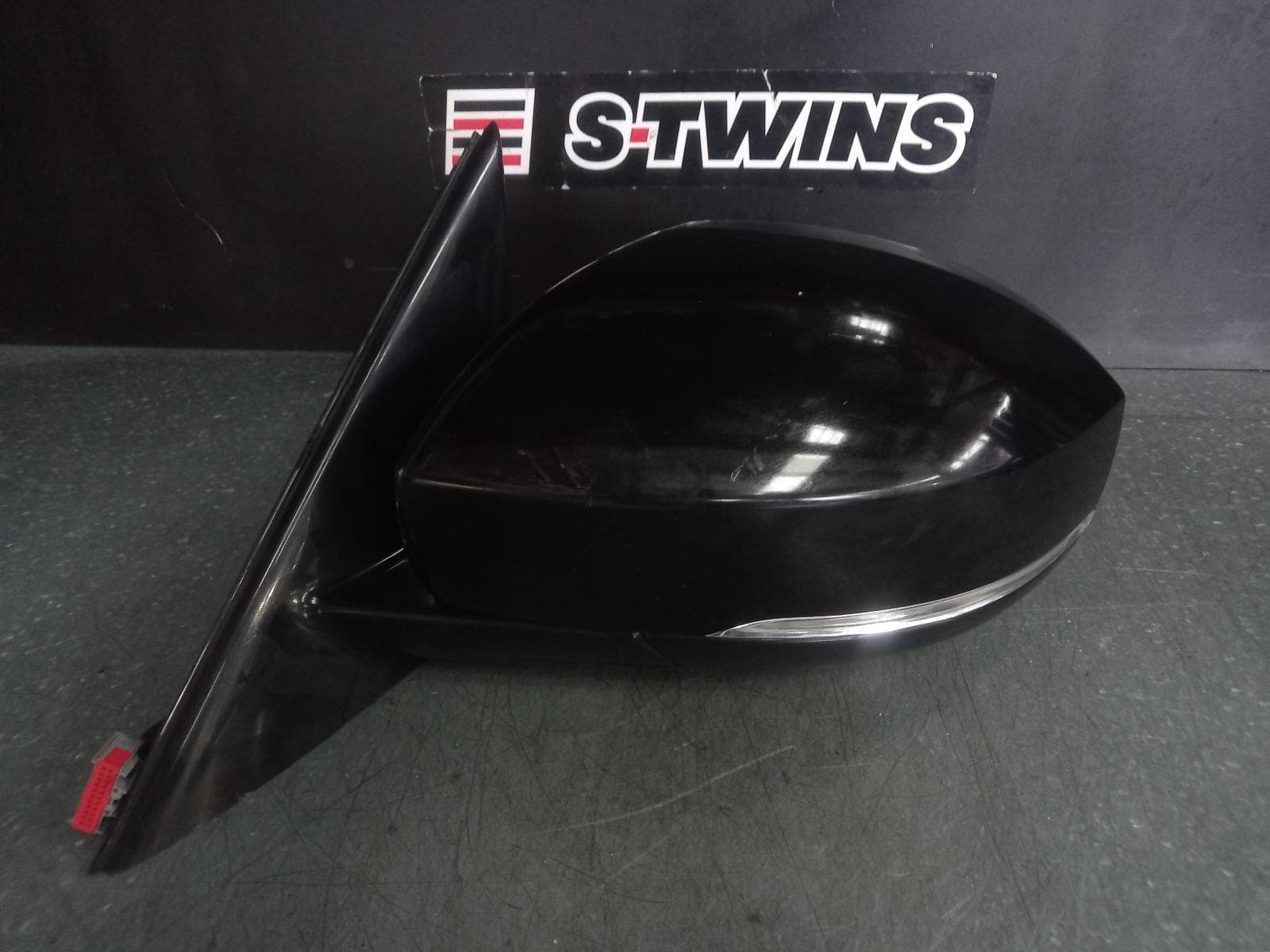 Used auto part listing image: 2019 LAND ROVER RANGE ROVER EVOQUE LEFT DOOR MIRROR W/ MEMORY TYPE, POWER FOLDING, AUTO DIMMING, BLIND SPOT, CAMERA TYPE, COLOUR CODED, L551, 02/19- 0000334456