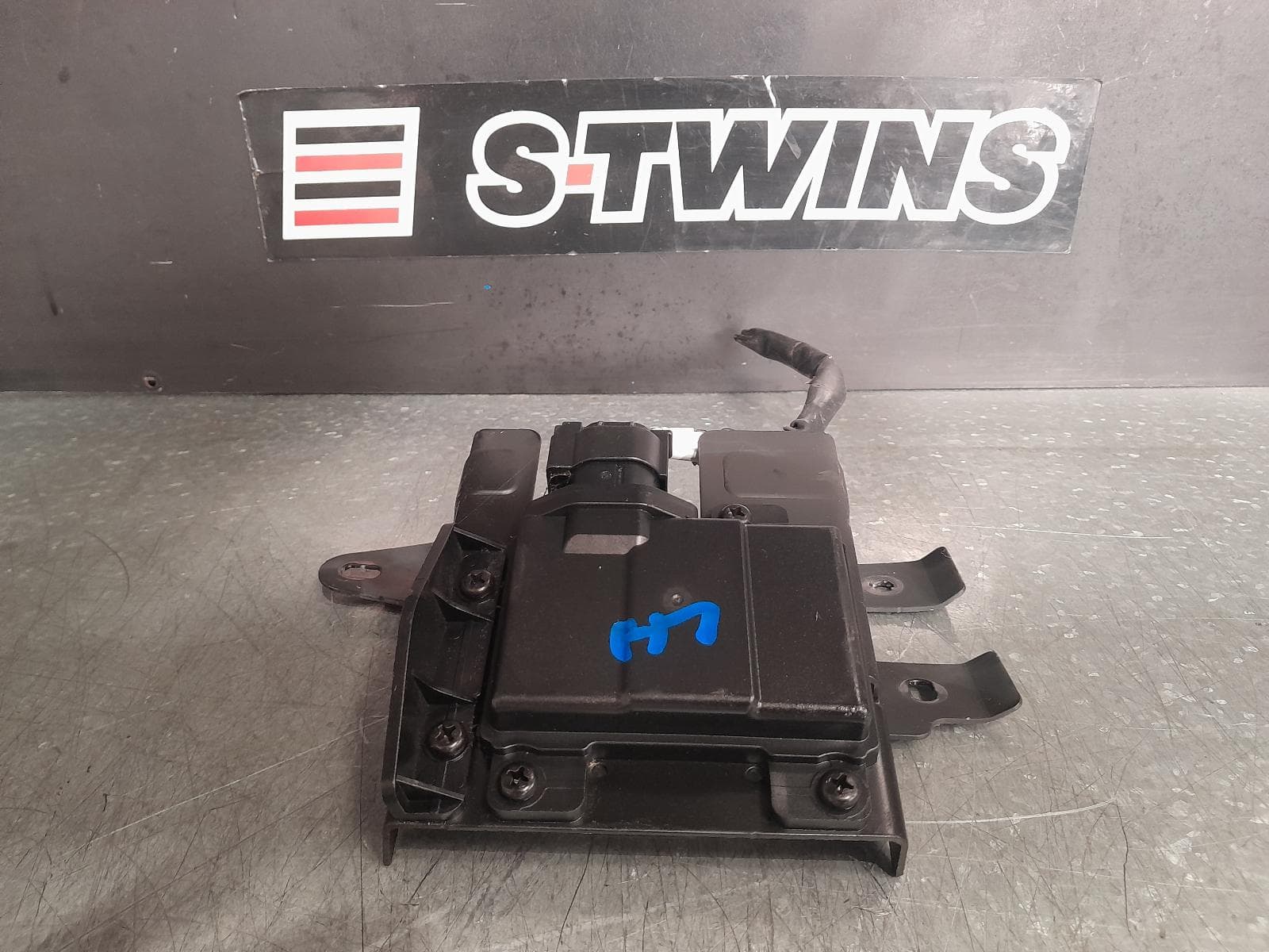 Used auto part listing image: 2022 HYUNDAI TUCSON REVERSE CAMERA BLIND SPOT MONITOR SENSOR (LH REAR BEHIND BUMPER), NX4, 02/21- 0000330093