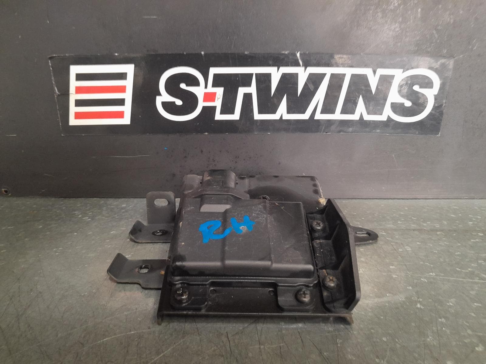 Used auto part listing image: 2022 HYUNDAI TUCSON REVERSE CAMERA BLIND SPOT MONITOR SENSOR (RH REAR BEHIND BUMPER), NX4, 02/21- 0000330095