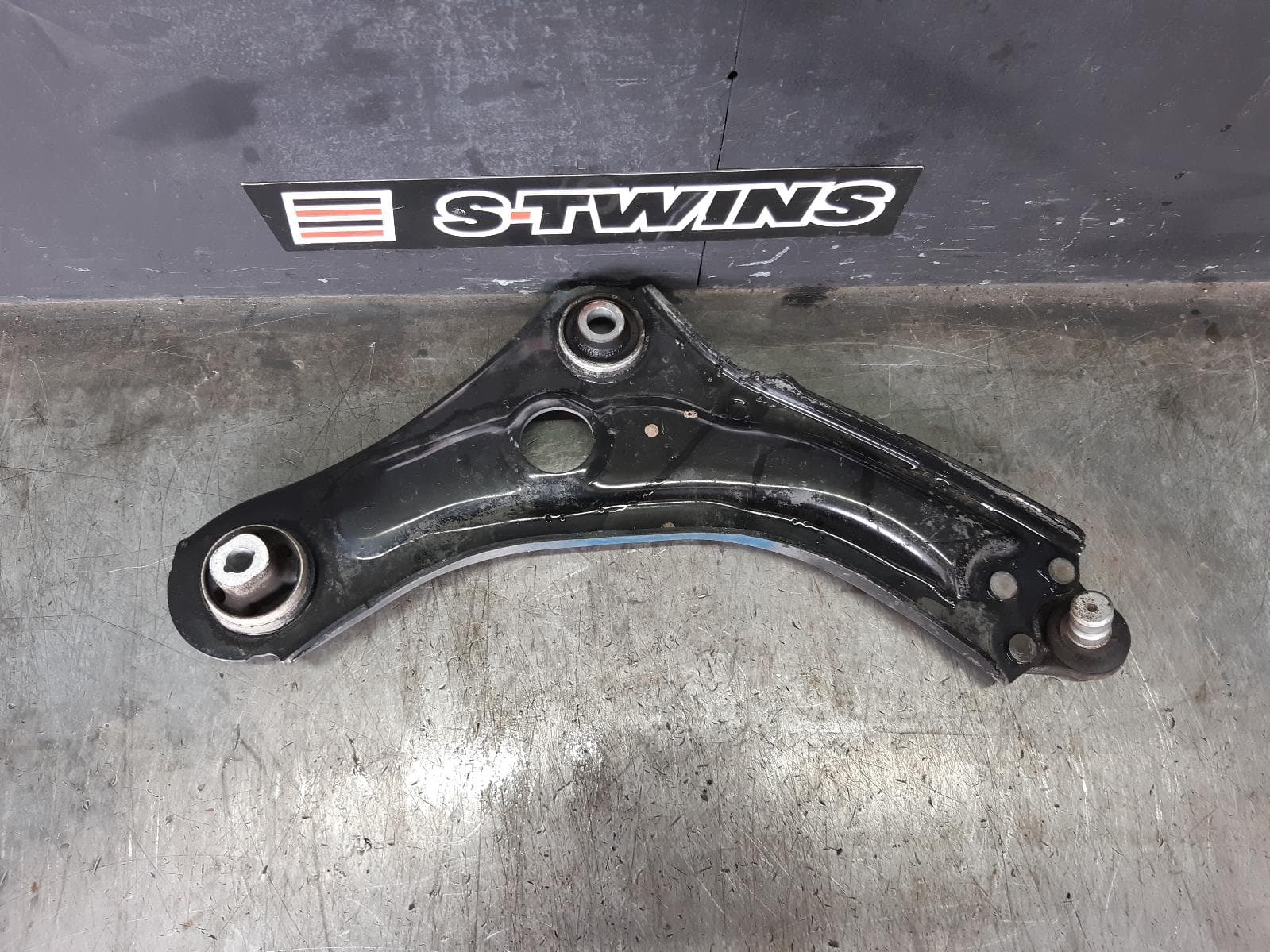 Used auto part listing image: 2017 RENAULT MEGANE RIGHT FRONT LOWER CONTROL ARM PETROL, 1.2, BFB/LFF/KFB, 06/16-02/20 0000362467