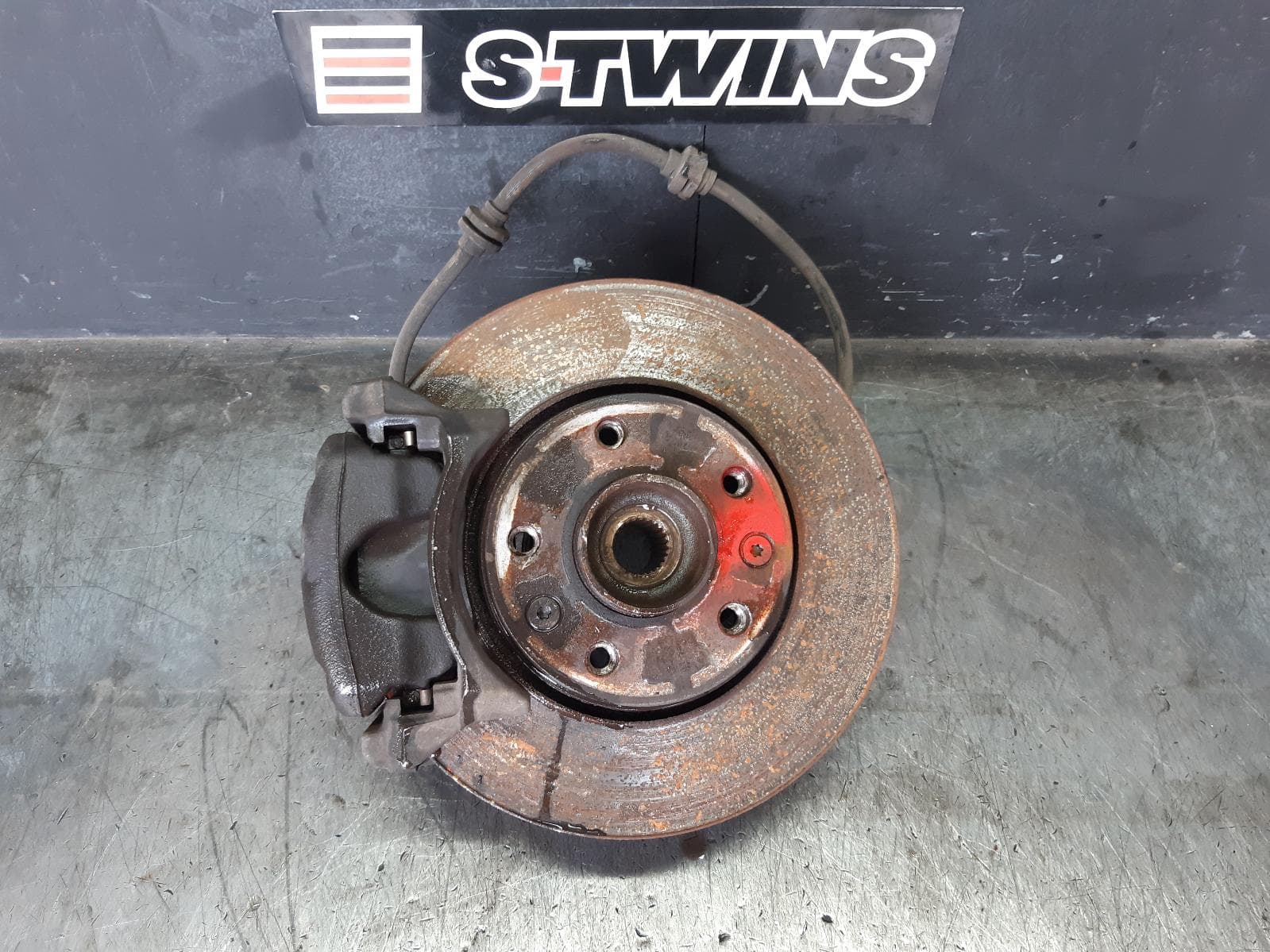 Used auto part listing image: 2017 RENAULT MEGANE LEFT FRONT HUB ASSEMBLY PETROL, 1.2, BFB/LFF/KFB, 06/16-02/20 0000362468