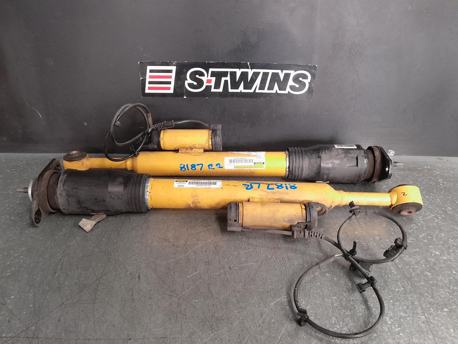 Used auto part listing image: 2020 CHRYSLER 300C SHOCK ABSORBER REAR (PAIR), SRT-8 TYPE, ELECTRIC ADJUST, LX, 12/11-12/21 0000333152