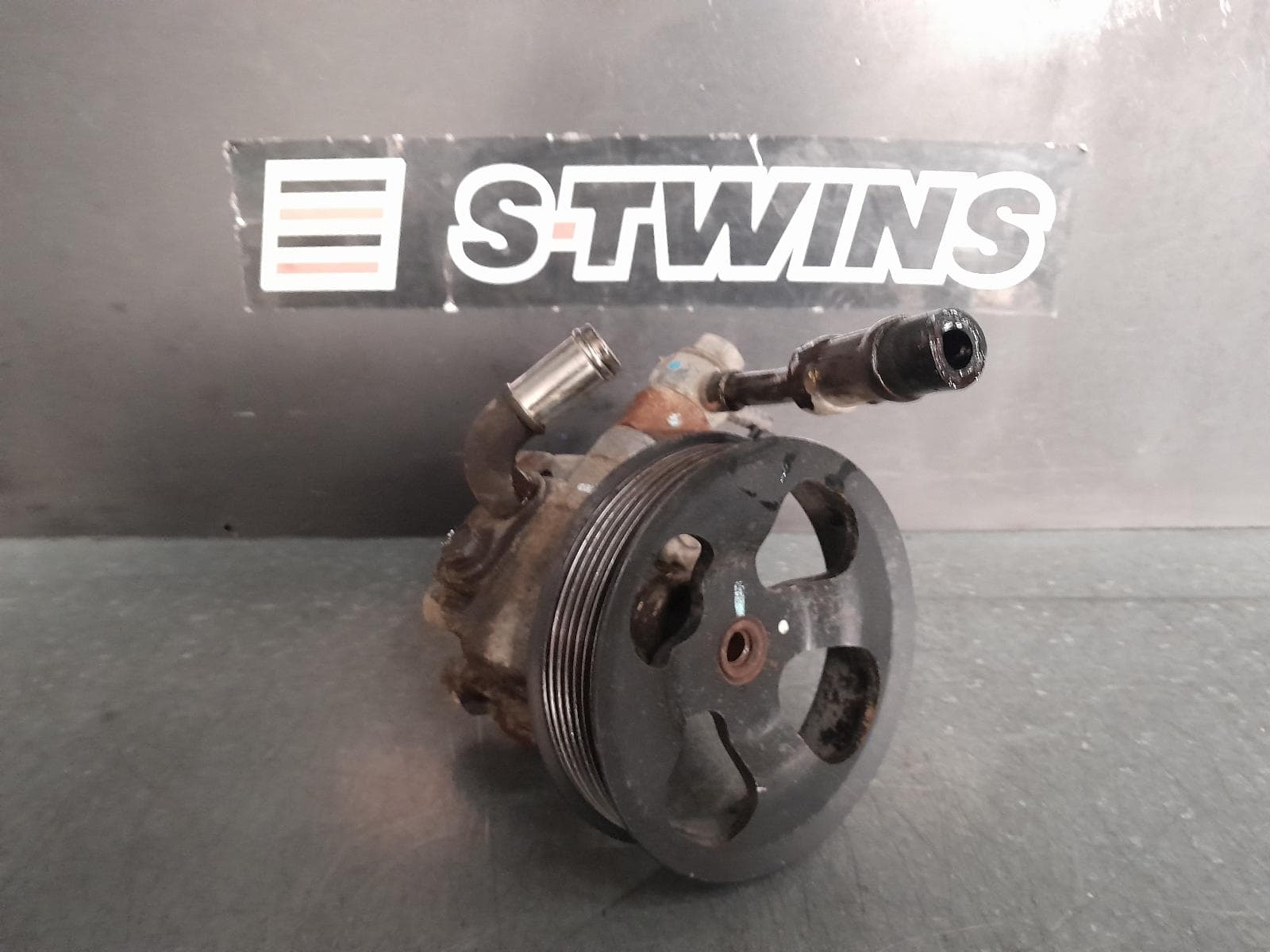 Used auto part listing image: 2008 TOYOTA HILUX STEERING PUMP PETROL, 4.0, 1GR-FE, 03/05-08/15 0000333821