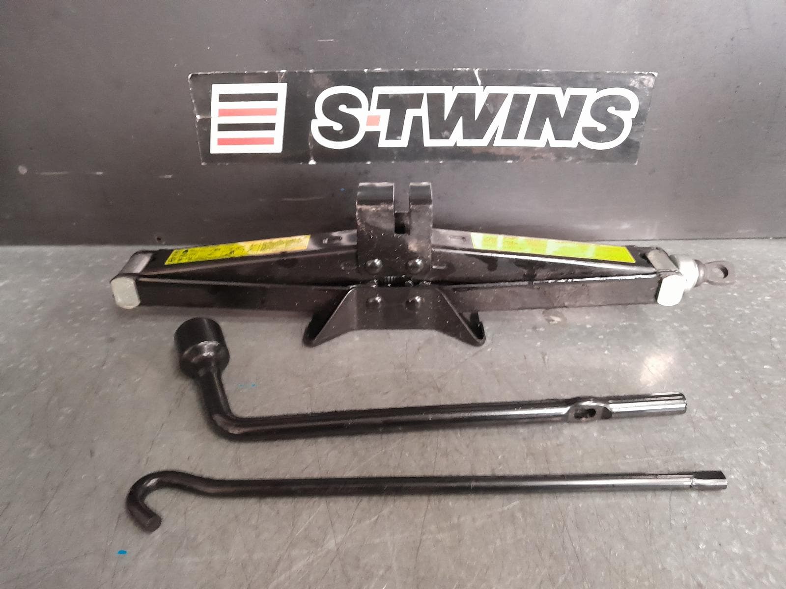Used auto part listing image: 2022 HYUNDAI TUCSON JACK TOOL KIT NX4, 02/21- 0000334641