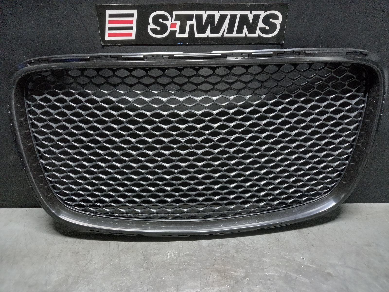 Used auto part listing image: 2020 CHRYSLER 300C GRILLE RADIATOR GRILLE, LX2, C/LUXURY, 01/15-12/21 0000335506