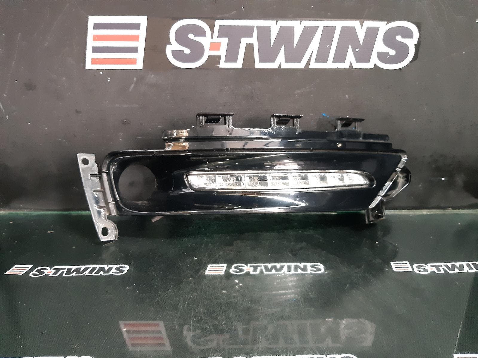 Used auto part listing image: 2016 CHRYSLER 300C RIGHT INDICATOR FOG SIDE DAYTIME RUNNING LAMP, LX2, 01/15-12/21 0000337029