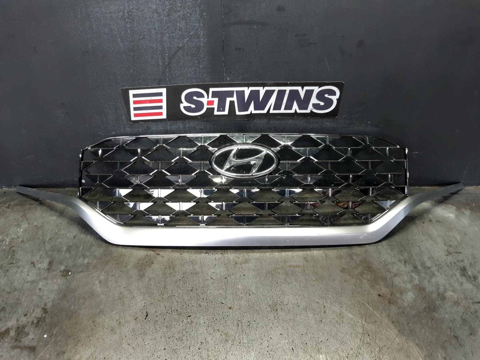 Used auto part listing image: 2022 HYUNDAI SANTA FE GRILLE RADIATOR GRILLE, CHROME, TM, 10/20-10/23 0000336187