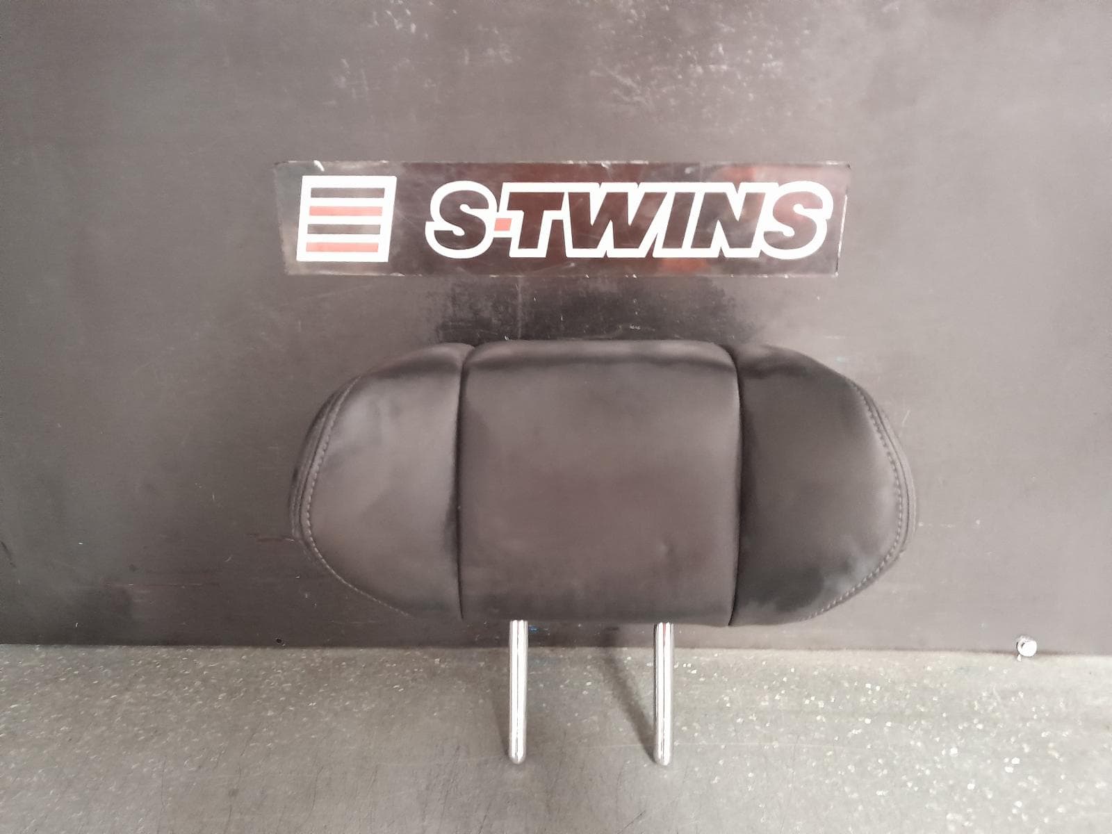 Used auto part listing image: 2021 HONDA ODYSSEY HEADREST RC1, LH REAR, 2ND ROW, LEATHER, 02/14-03/22 0000363659