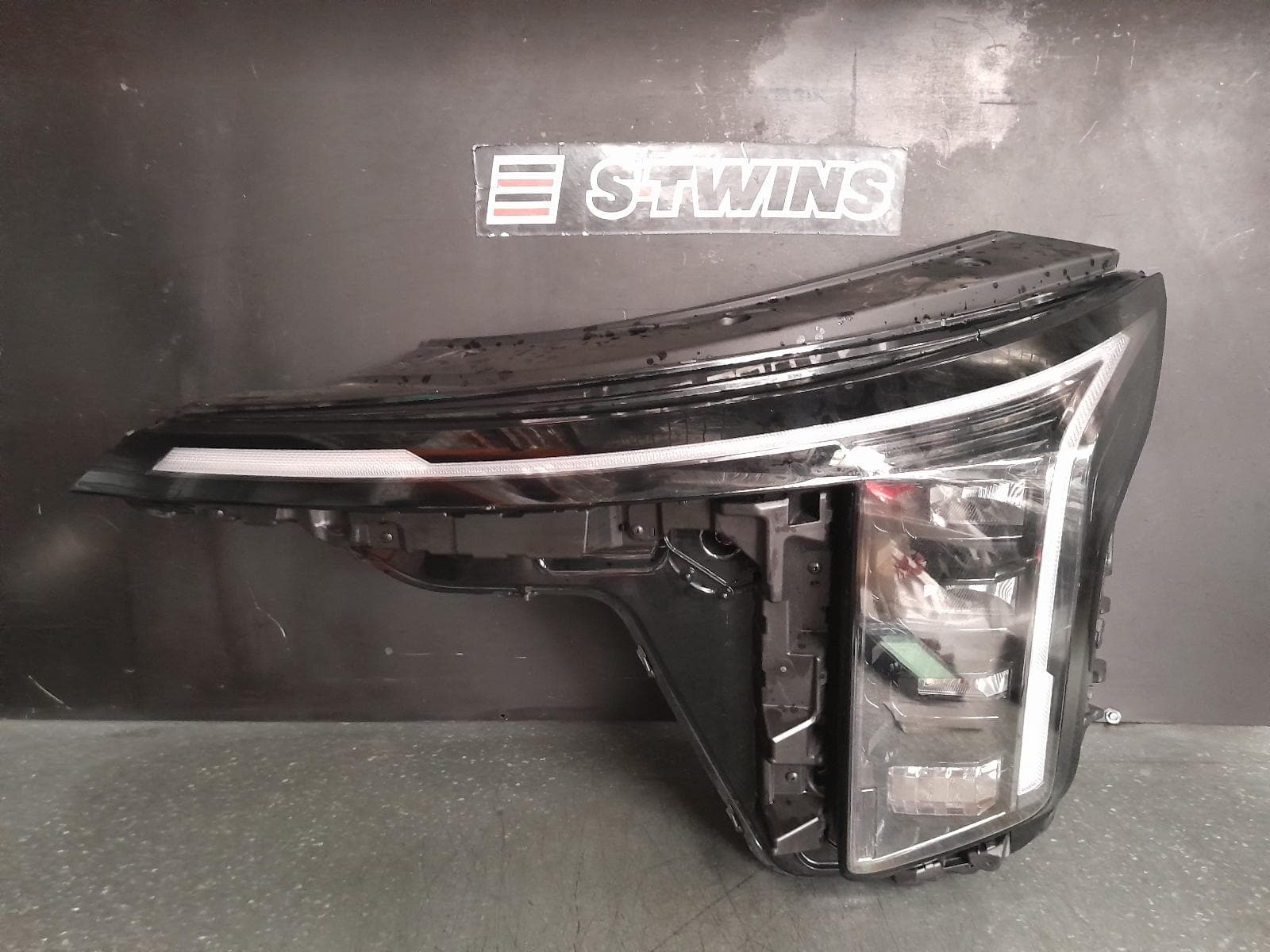 Used auto part listing image: 2024 KIA CARNIVAL/GRAND CARNIVAL LEFT HEADLAMP KA4, W/ LED, PROJECTOR TYPE, 02/24- 0000337232