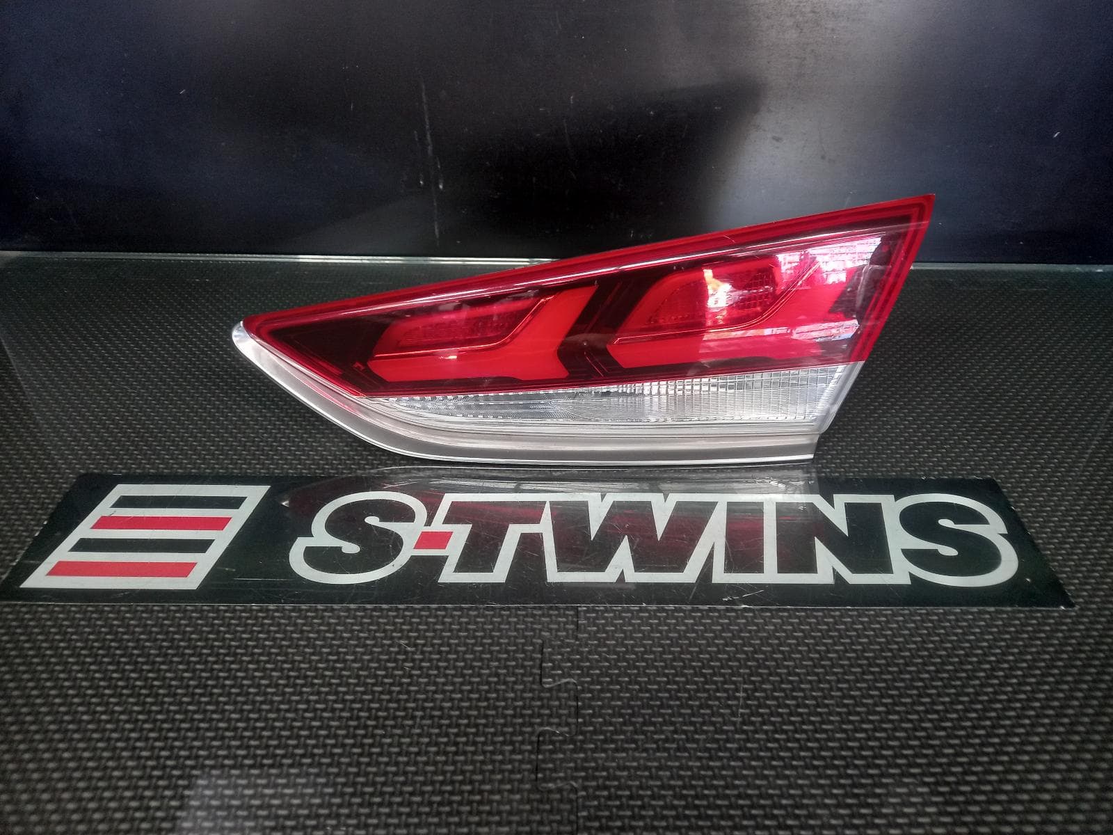 Used auto part listing image: 2018 HYUNDAI SONATA REAR GARNISH BOOTLID LAMP (RH SIDE), LED TYPE, LF, 08/17-01/20 0000339801