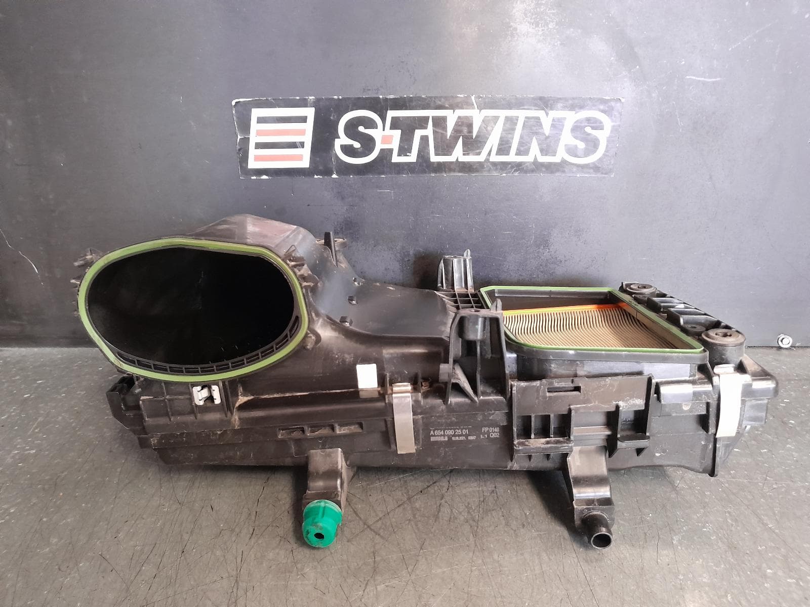 Used auto part listing image: 2022 MERCEDES GLE CLASS AIR CLEANER BOX AIR CLEANER, V167, 2.0, DIESEL, 654.920 CODE, GLE300d, 04/19-03/23 0000337650
