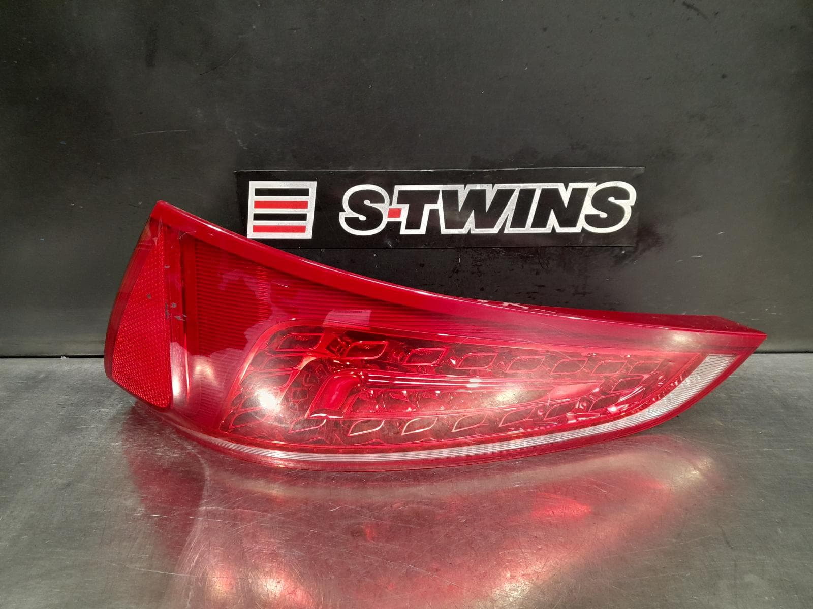 Used auto part listing image: 2010 AUDI Q5 RIGHT TAILLIGHT IN TAILGATE, 8R, LED TYPE, 12/08-09/12 0000300160