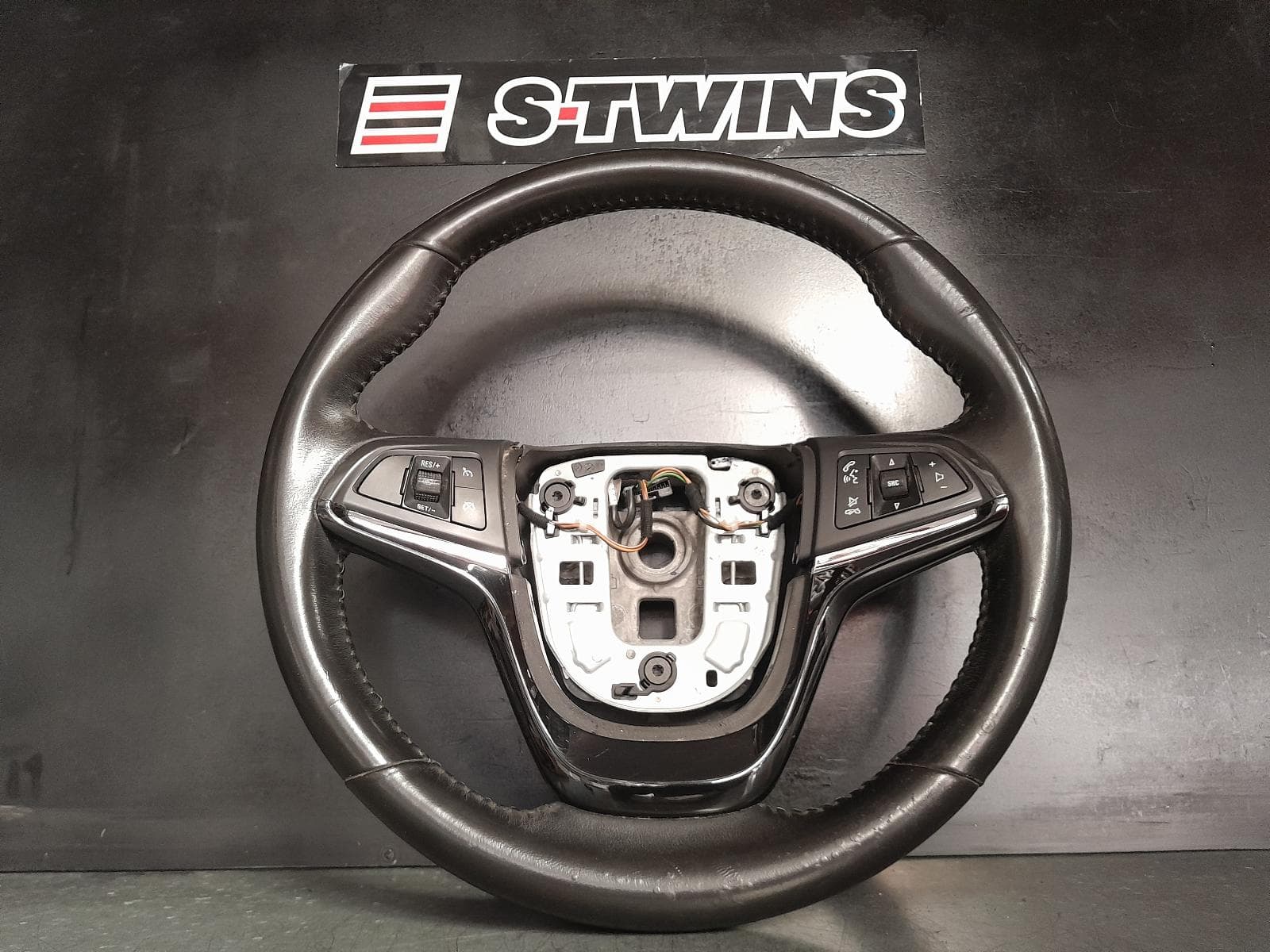 Used auto part listing image: 2013 HOLDEN COMMODORE STEERING WHEEL LEATHER, VF, 5/13-12/17 0000365662