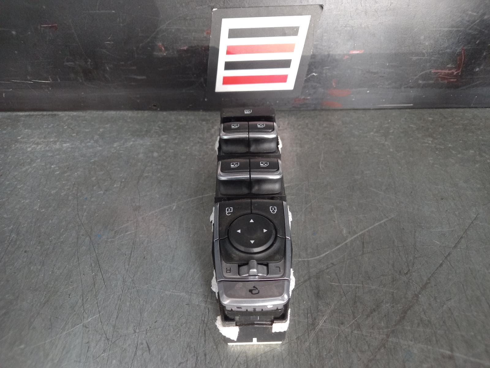 Used auto part listing image: 2024 KIA CARNIVAL/GRAND CARNIVAL PWR DR WIND SWITCH RH FRONT (MASTER SWITCH), W/ AUTO FOLD MIRROR SWITCH, AUTO TYPE (ALL WINDOWS), KA4, 10/20- 0000367157