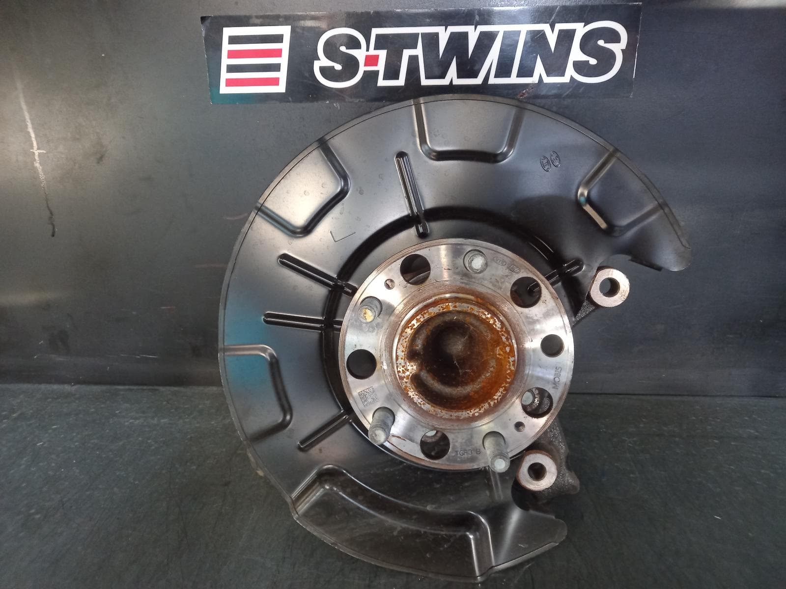 Used auto part listing image: 2024 KIA CARNIVAL/GRAND CARNIVAL LEFT REAR HUB ASSEMBLY KA4, 10/20- 0000367167