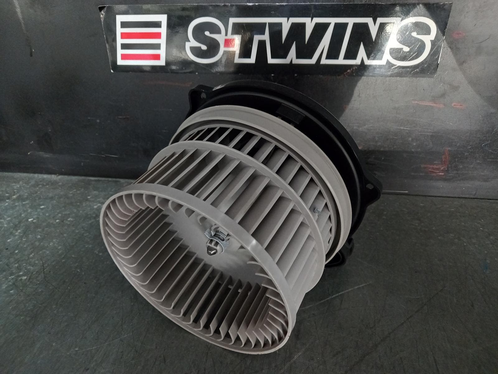 Used auto part listing image: 2024 KIA CARNIVAL/GRAND CARNIVAL HEATER FAN MOTOR KA4, FRONT, 10/20- 0000367174
