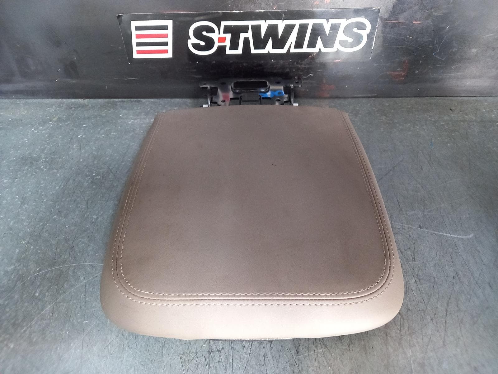 Used auto part listing image: 2024 KIA CARNIVAL/GRAND CARNIVAL CONSOLE KA4, CONSOLE LID ONLY, CREAM, 10/20- 0000367181