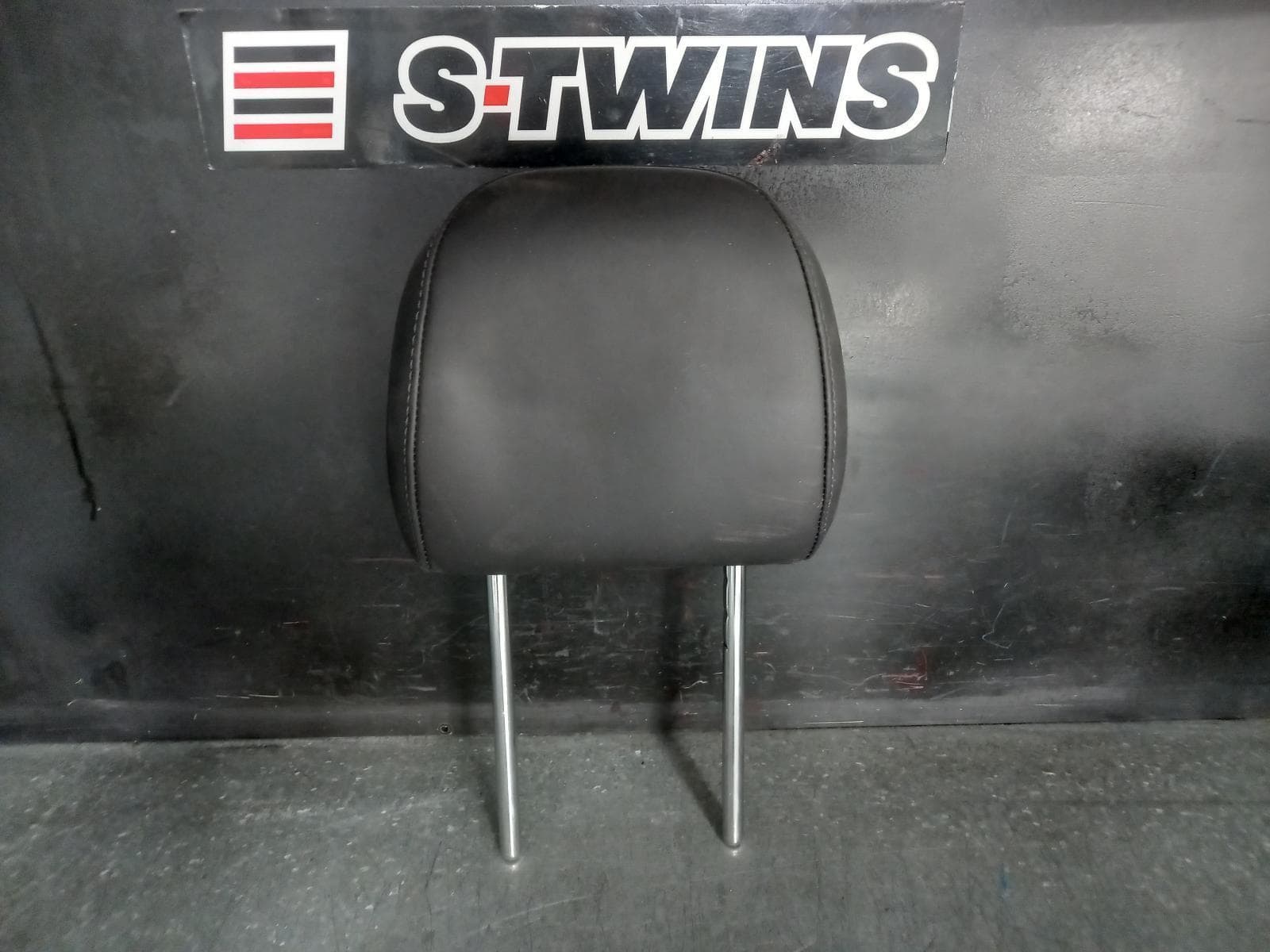 Used auto part listing image: 2024 KIA CARNIVAL/GRAND CARNIVAL HEADREST KA4, RH REAR 2ND ROW, LEATHER, 10/20- 0000367062