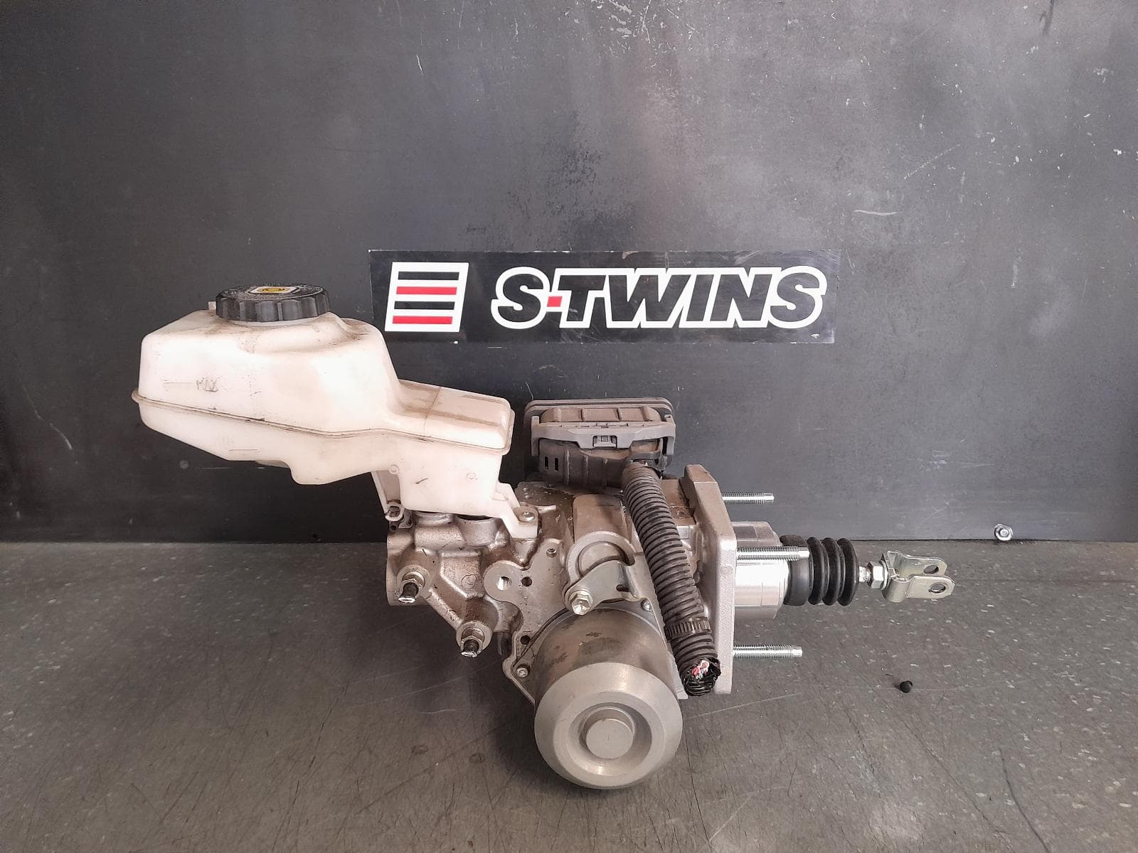 Used auto part listing image: 2022 TOYOTA COROLLA CROSS BRAKE BOOSTER XG10, 01/22- 0000341112