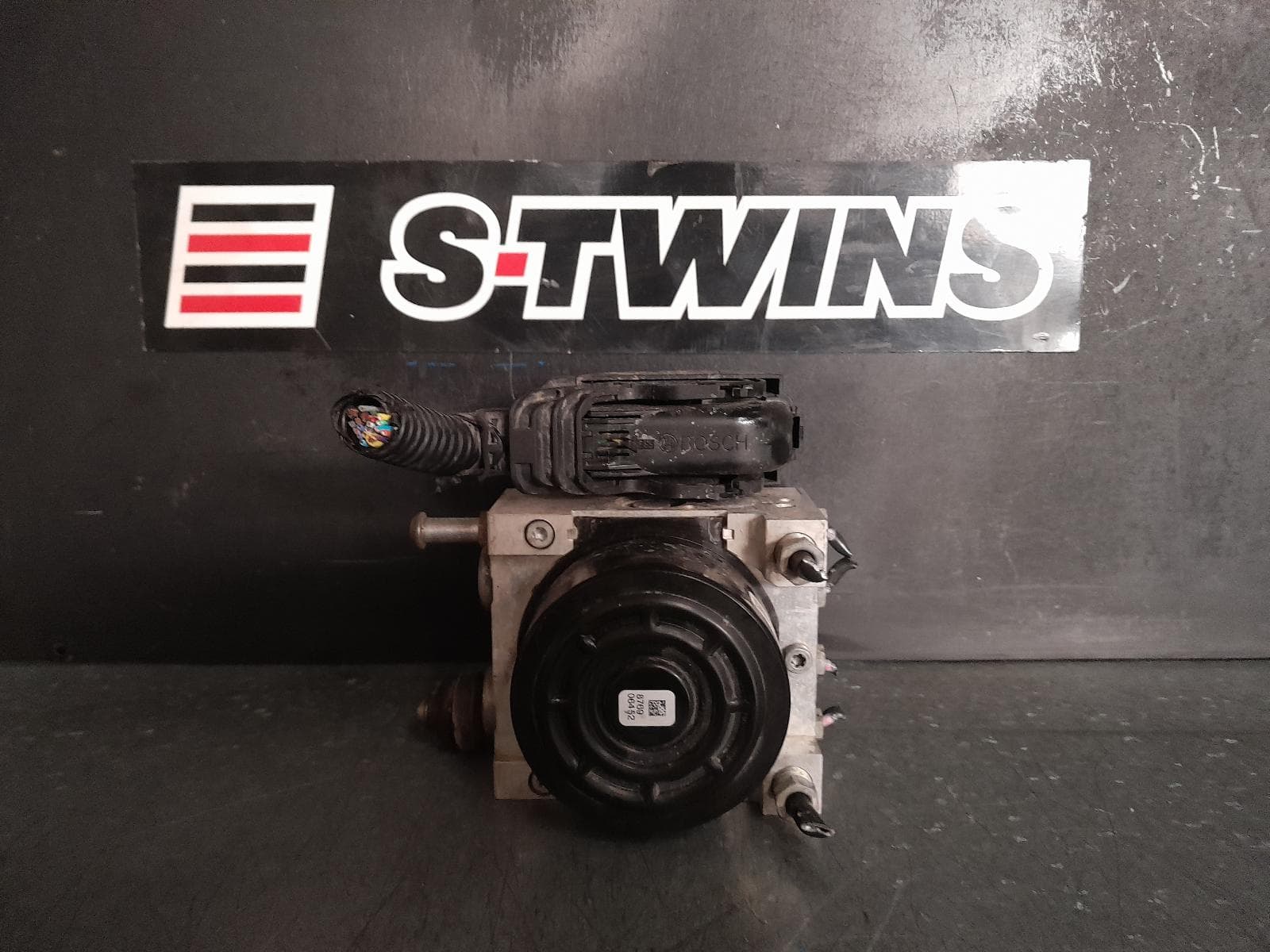 Used auto part listing image: 2016 NISSAN NAVARA ABS PUMP MODULATOR NP300, P/N 476604JD7E, 04/15- 0000340517