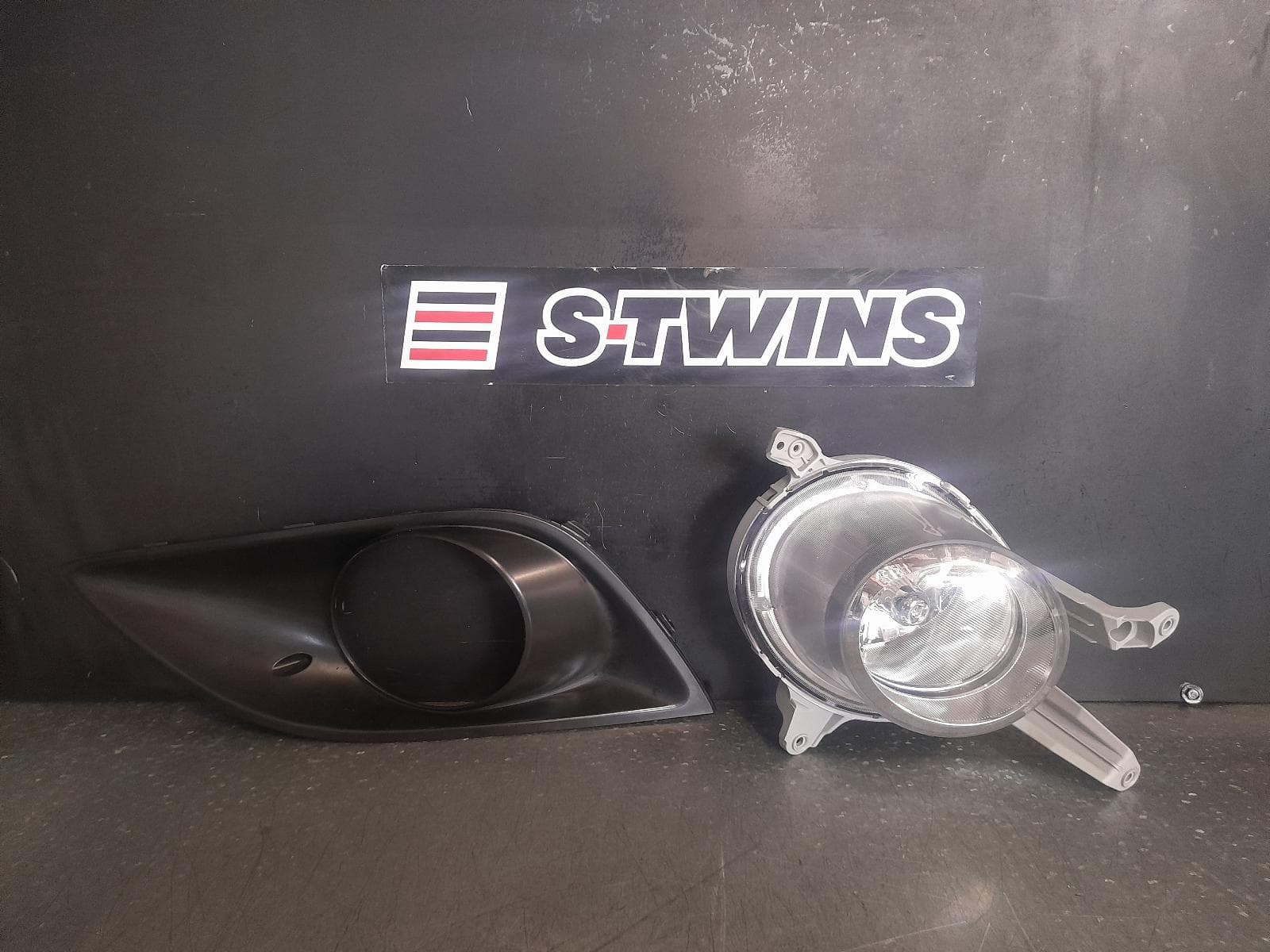 Used auto part listing image: 2014 HYUNDAI VELOSTER RIGHT INDICATOR FOG SIDE BUMPER FOGLAMP, FS, TURBO TYPE, 06/12-02/18 0000344877