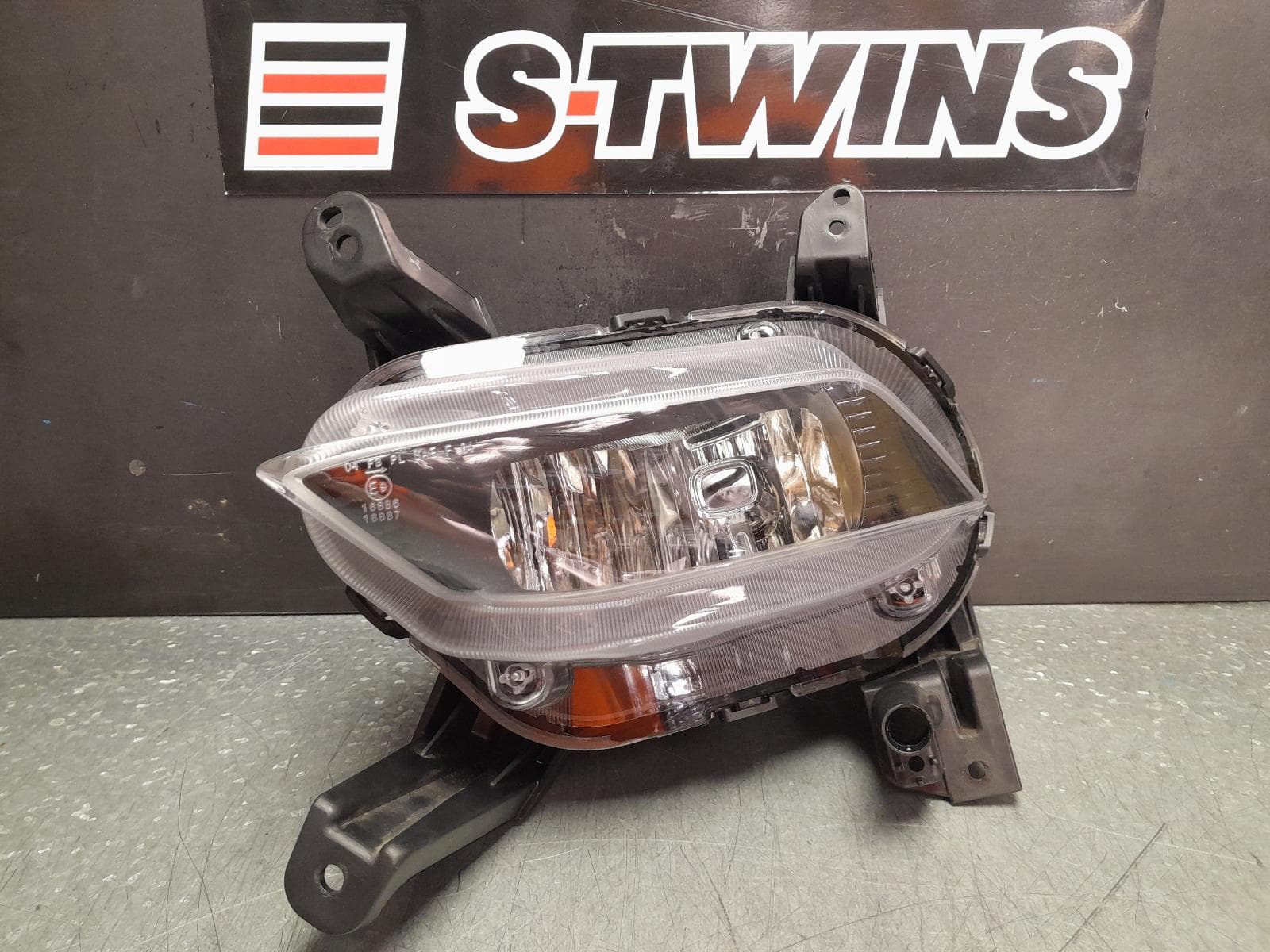 Used auto part listing image: 2019 HYUNDAI SANTA FE RIGHT INDICATOR FOG SIDE BUMPER FOGLAMP, HALOGEN TYPE, TM, 03/18-09/20 0000352356