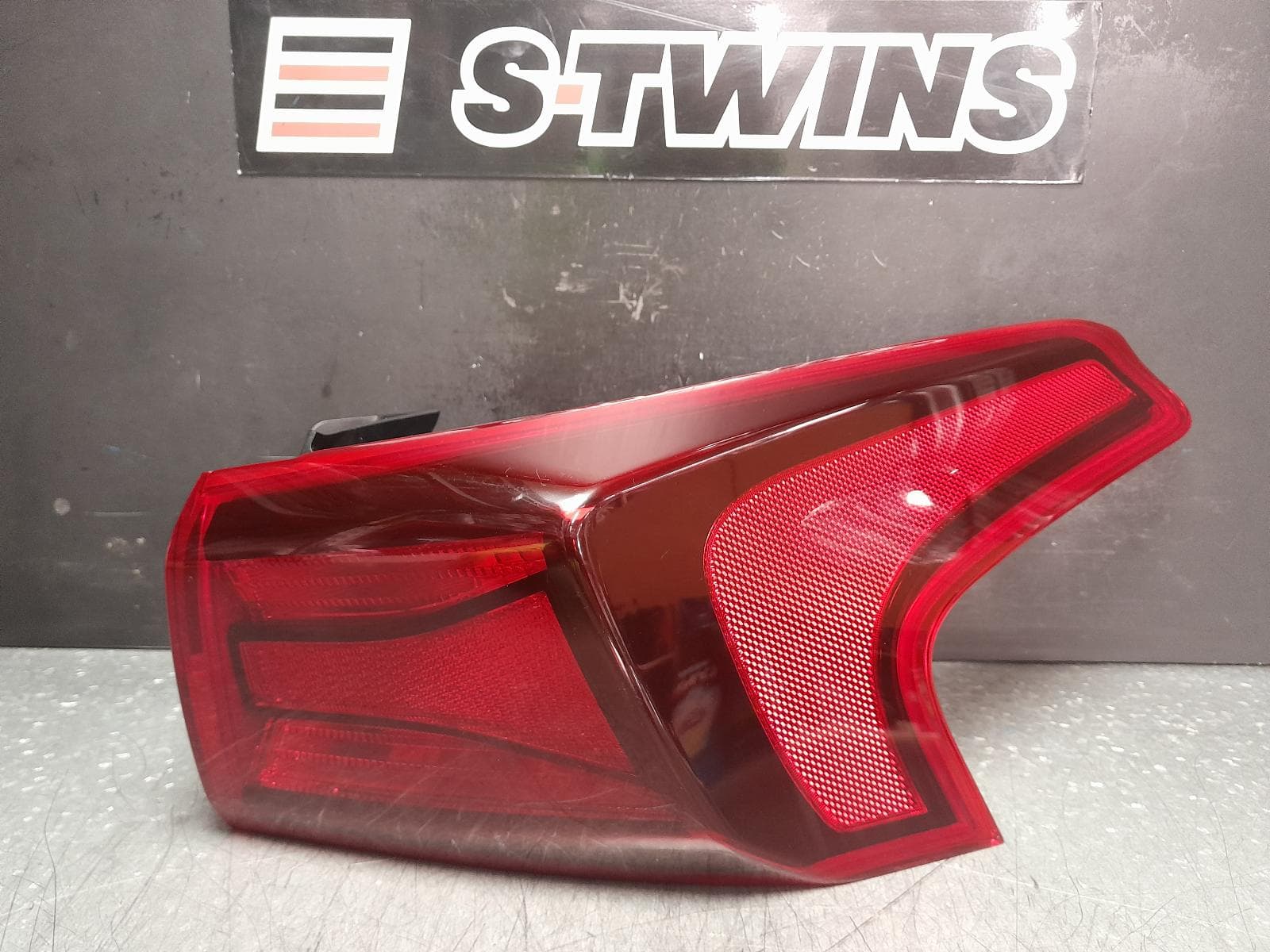 Used auto part listing image: 2019 HYUNDAI SANTA FE RIGHT TAILLIGHT TM, IN BODY, ACTIVE/ELITE, NON LED TYPE, 03/18-09/20 0000352360