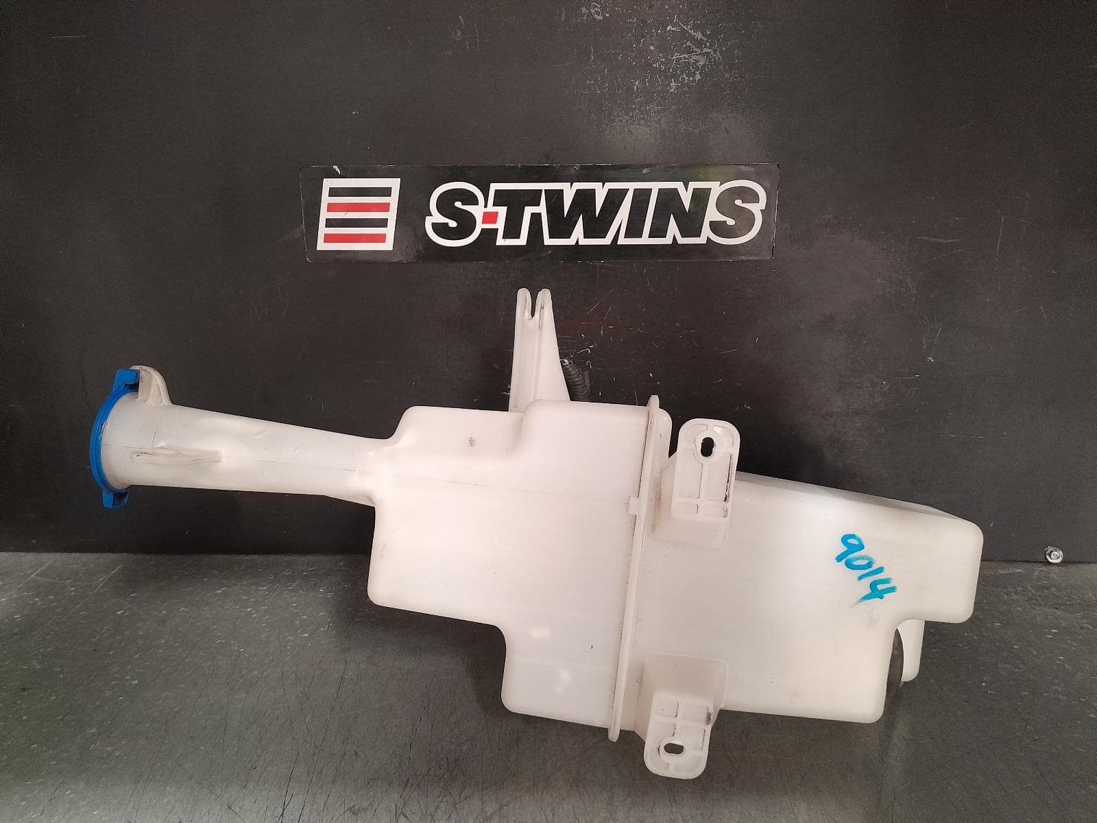 Used auto part listing image: 2018 HYUNDAI KONA WASHER BOTTLE OS, 09/17-07/23 0000364443