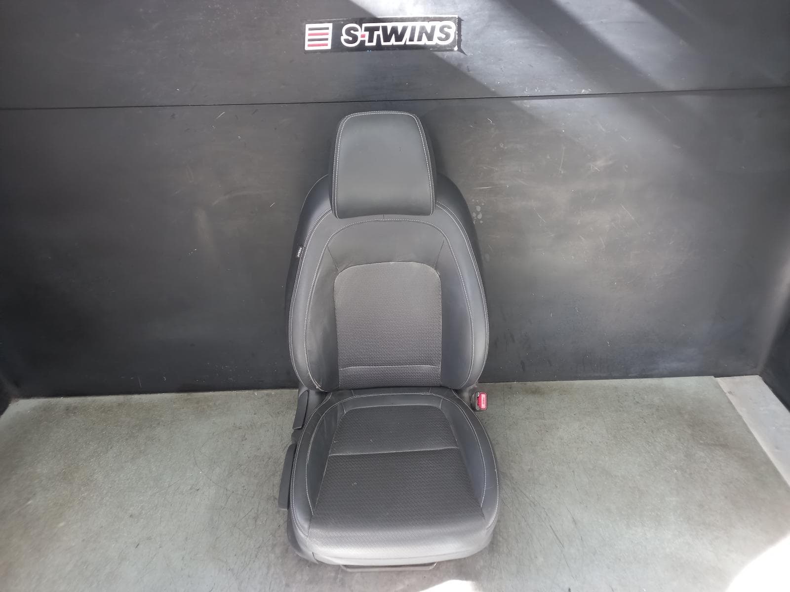 Used auto part listing image: 2018 HYUNDAI KONA FRONT SEAT RH FRONT, OS, LEATHER, 09/17-07/23 0000364461