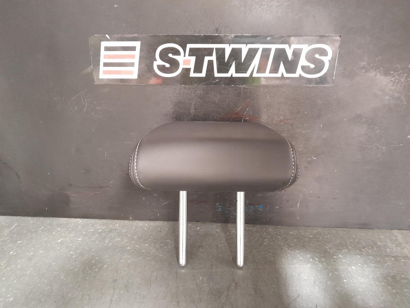 Used auto part listing image: 2018 HYUNDAI KONA HEADREST CENTRE REAR, LEATHER, OS, 09/17-07/23 0000364462
