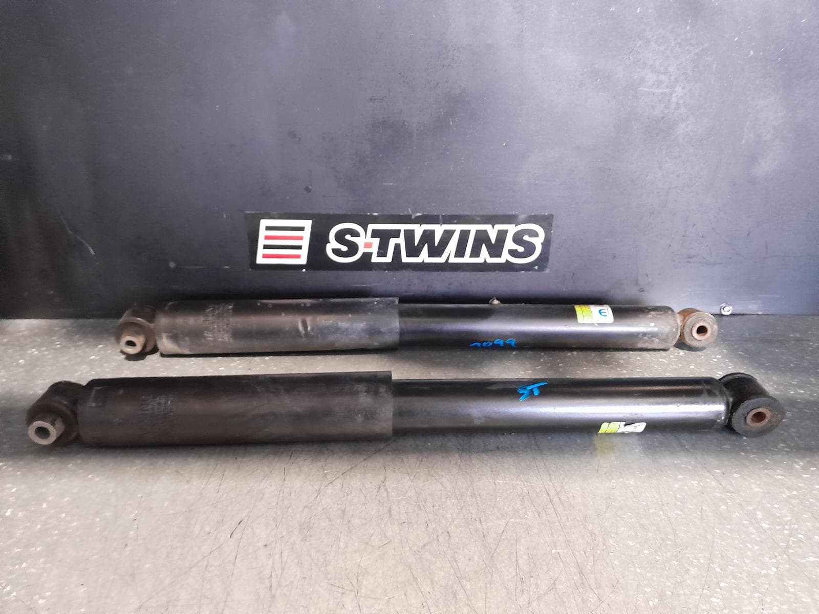 Used auto part listing image: 2022 JEEP WRANGLER SHOCK ABSORBER JL, 08/18- 0000340864