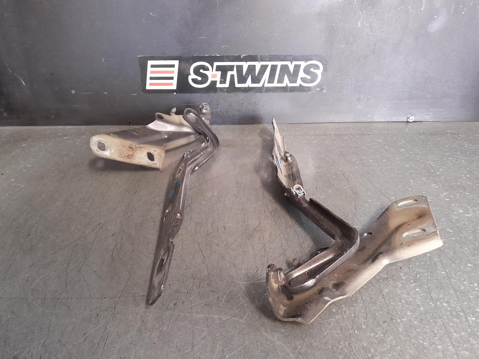 Used auto part listing image: 2020 RAM 1500 BONNET HINGE STRUT DS, HINGES (PAIR), 11/17-12/23 0000341083