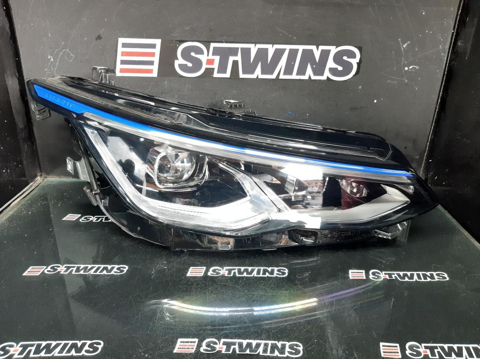 Used auto part listing image: 2023 VOLKSWAGEN GOLF RIGHT HEADLAMP GEN 8, MATRIX LED TYPE, R/e-TSI, 09/20- 0000354919