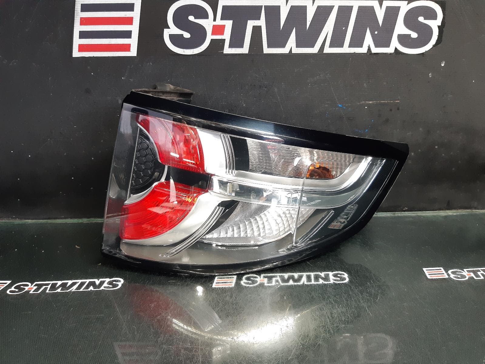 Used auto part listing image: 2017 LAND ROVER DISCOVERY SPORT RIGHT TAILLIGHT IN BODY, LED, CLEAR MARKING LIGHT TYPE, L550, 01/15-06/19 0000344932