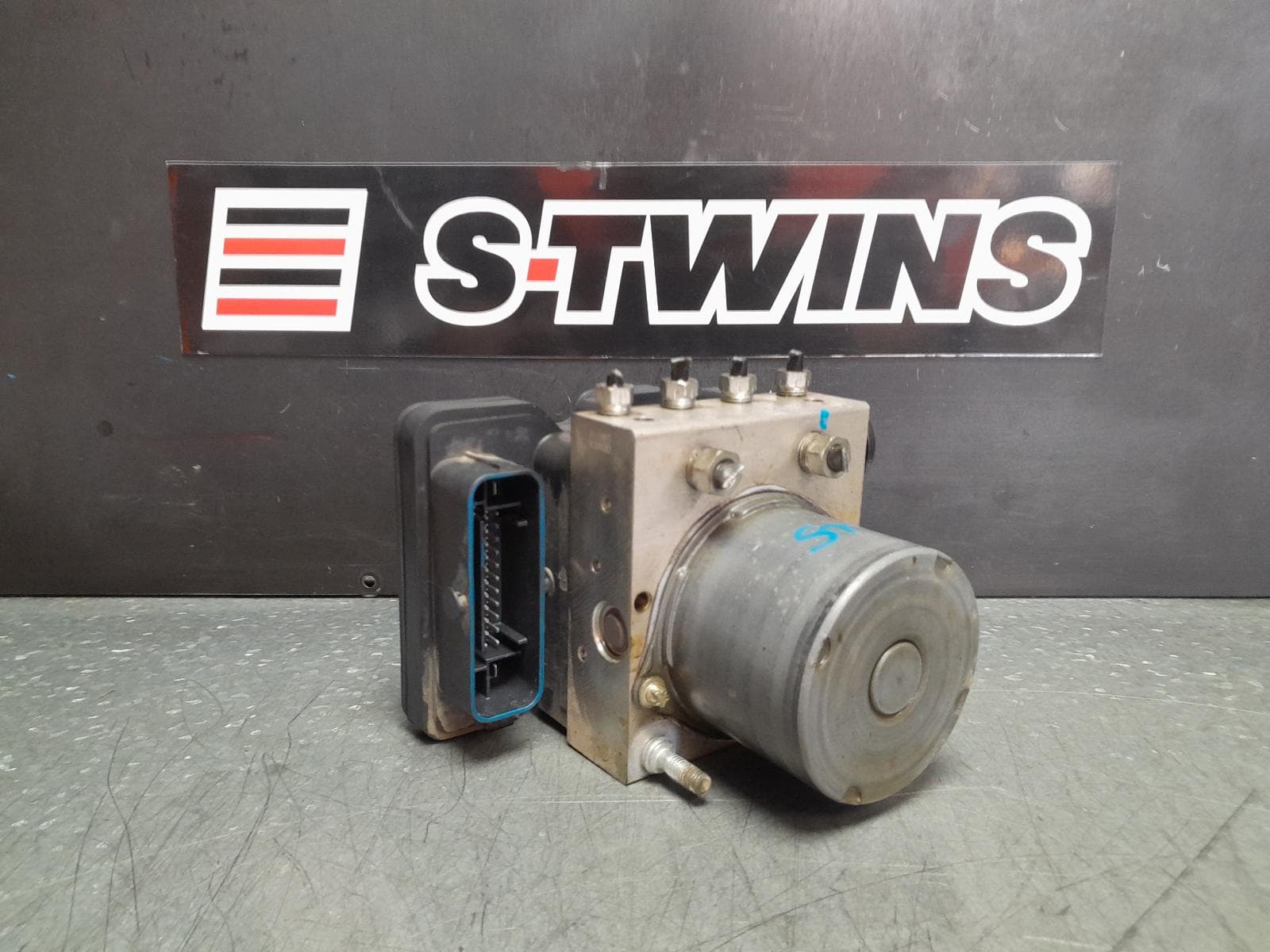 Used auto part listing image: 2017 TOYOTA TARAGO ABS PUMP MODULATOR ACR50R, P/N 4405028360, 03/06-06/20 0000354678