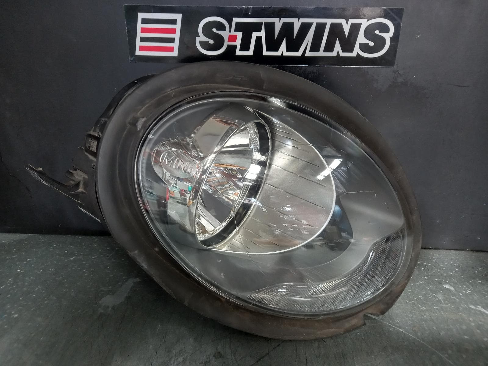 Used auto part listing image: 2017 MINI COOPER RIGHT HEADLAMP F55/F56/F57, HALOGEN TYPE, 04/14-02/21 0000357084
