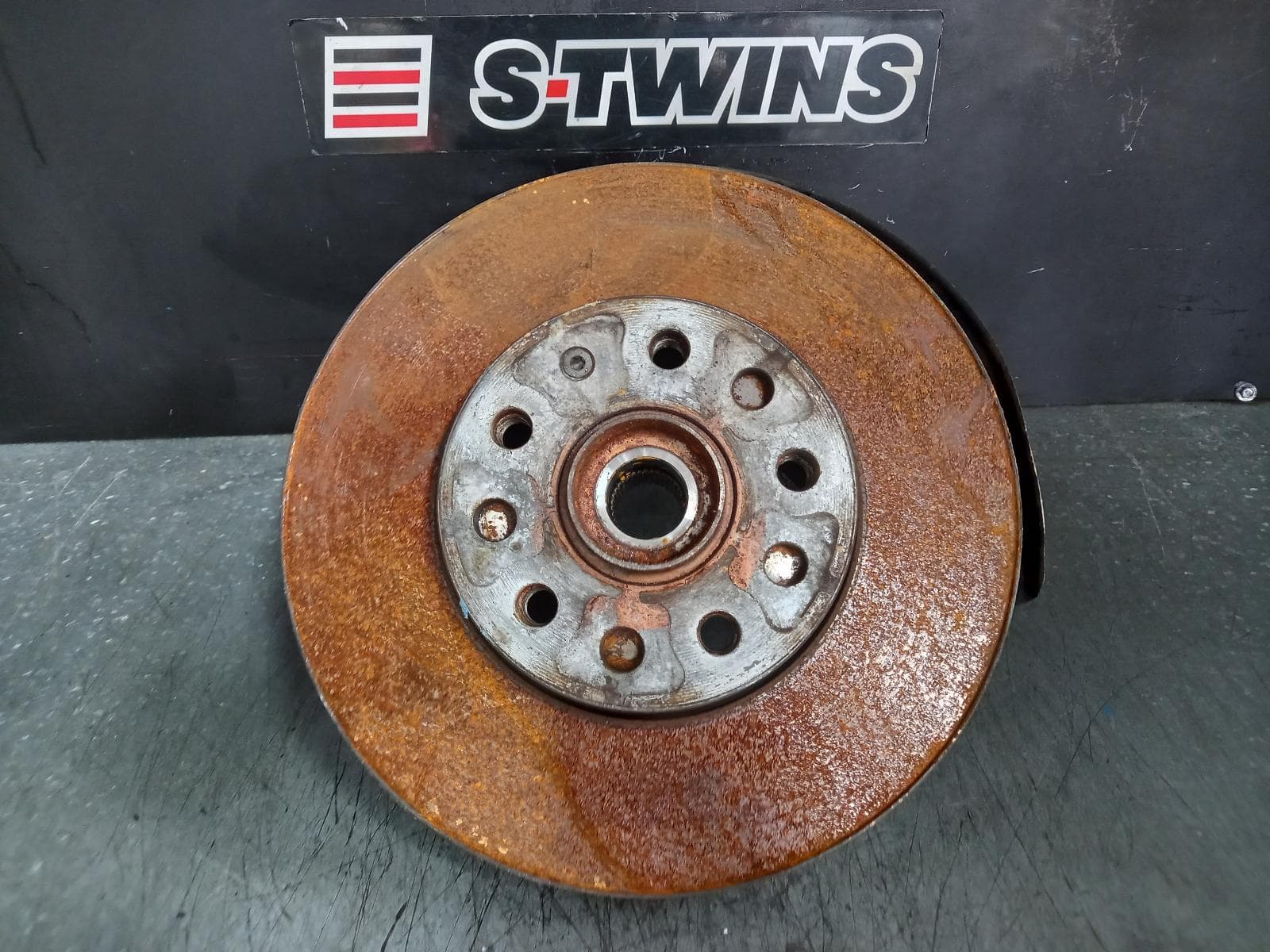 Used auto part listing image: 2017 VOLKSWAGEN GOLF RIGHT FRONT HUB ASSEMBLY GEN 7, EXCLUDING R/GTi/ALLTRACK, 03/17-08/20 0000363793