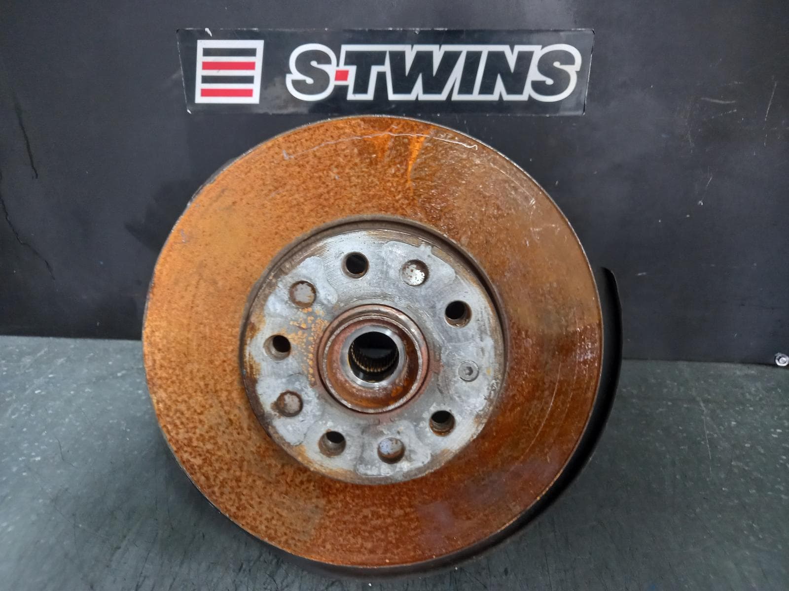 Used auto part listing image: 2017 VOLKSWAGEN GOLF LEFT FRONT HUB ASSEMBLY GEN 7, EXCLUDING R/GTi/ALLTRACK, 03/17-08/20 0000363792