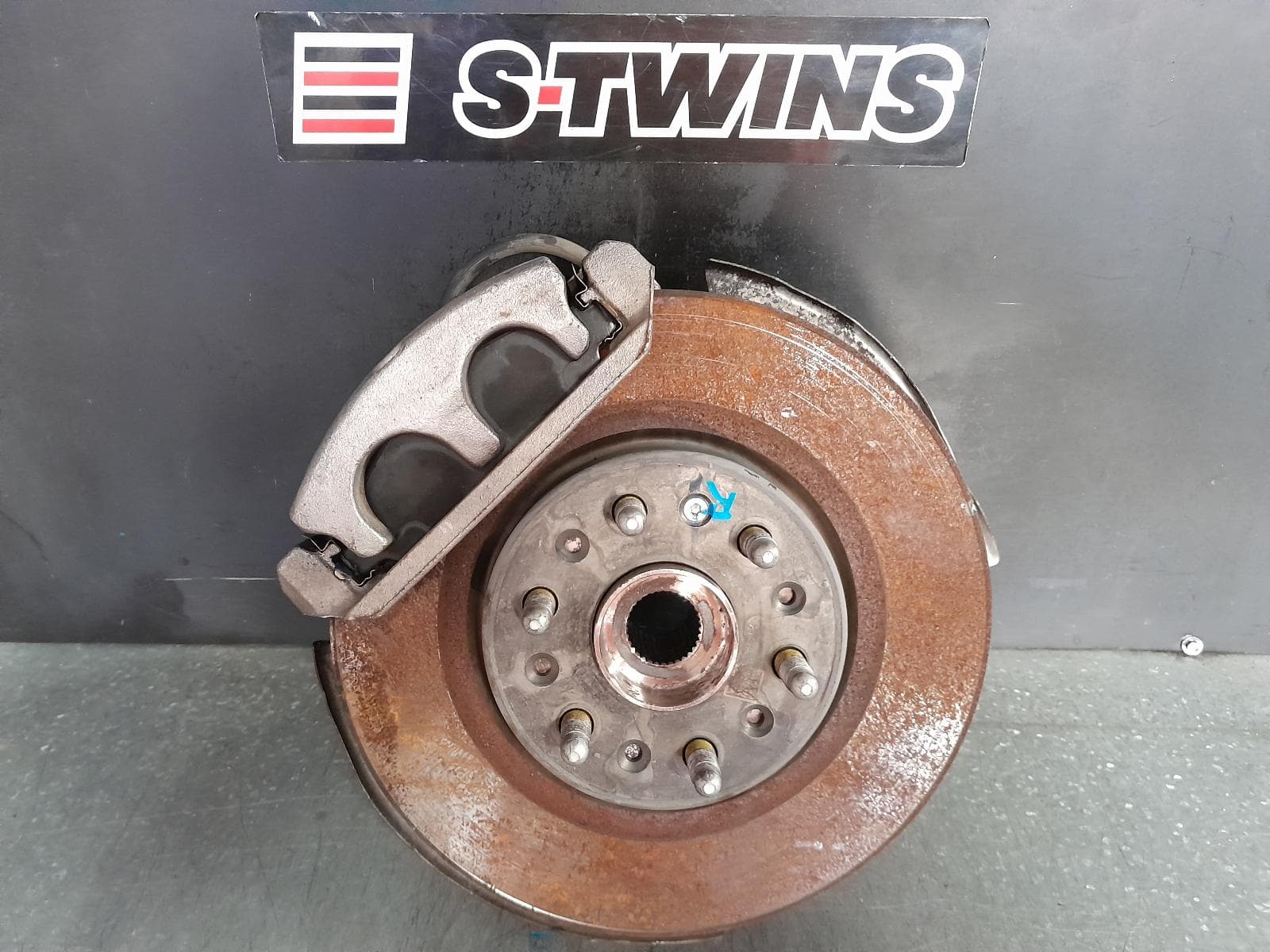 Used auto part listing image: 2018 HOLDEN ACADIA RIGHT FRONT HUB ASSEMBLY AC, 08/18-12/20 0000362913
