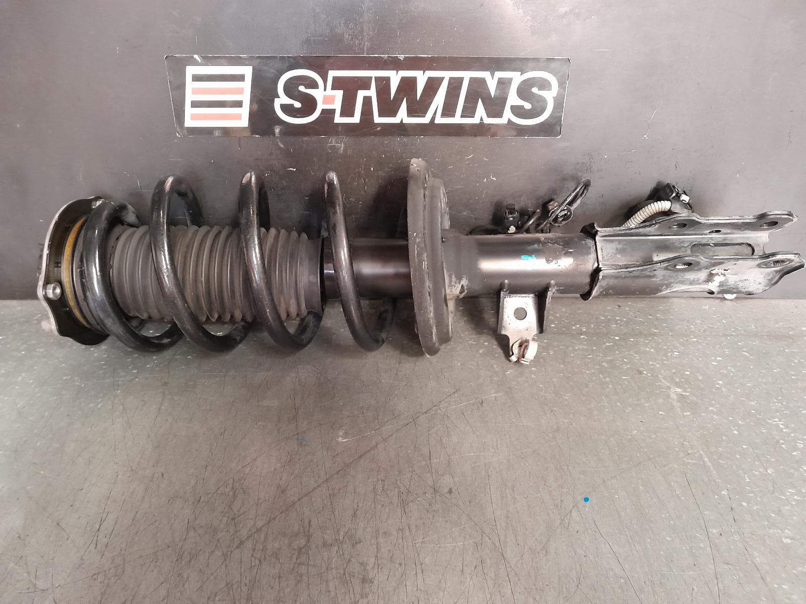 Used auto part listing image: 2018 HOLDEN ACADIA RIGHT FRONT STRUT AC, 08/18-12/20 0000362915