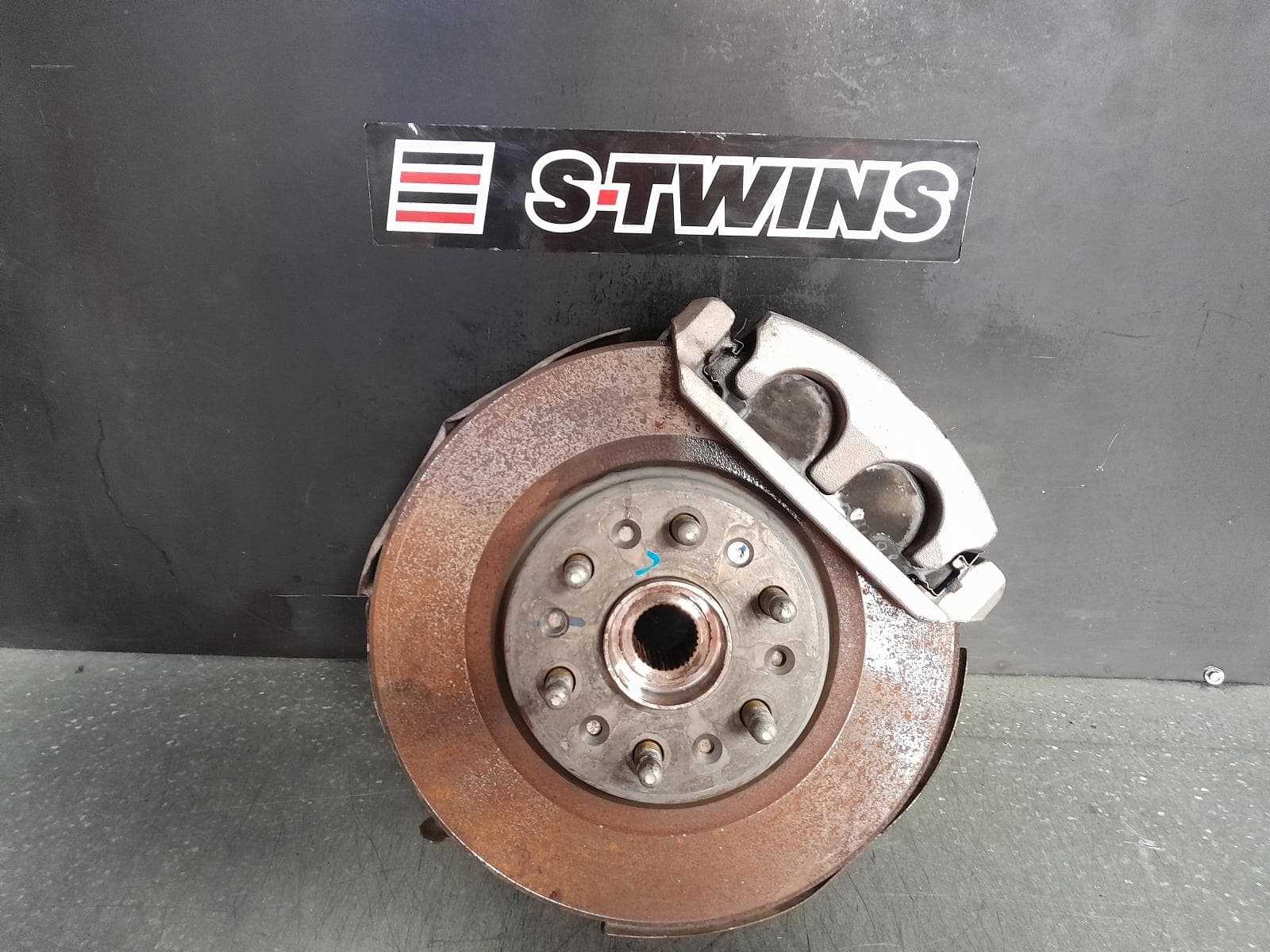 Used auto part listing image: 2018 HOLDEN ACADIA LEFT FRONT HUB ASSEMBLY AC, 08/18-12/20 0000362914