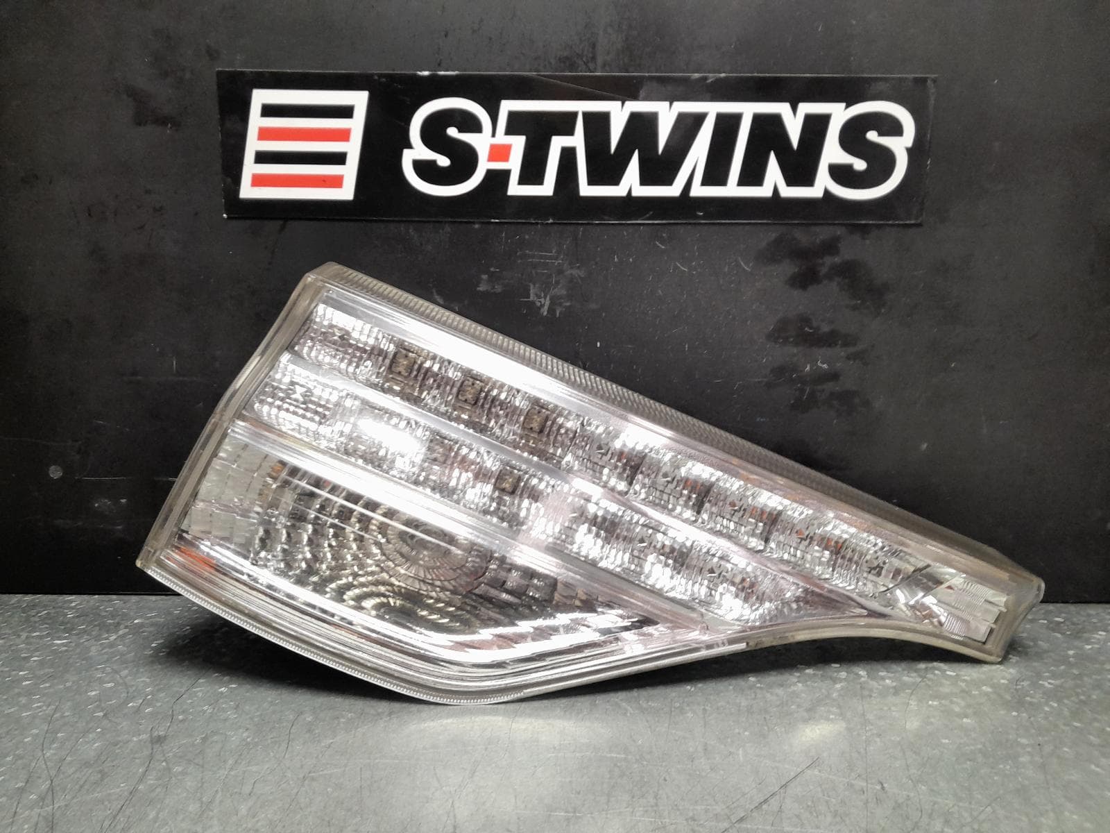 Used auto part listing image: 2014 TOYOTA ESTIMA REAR GARNISH TAILGATE LAMP (LH SIDE), XR50, CLEAR, LENS# 28-197, 05-15 (IMPORT) 0000353238