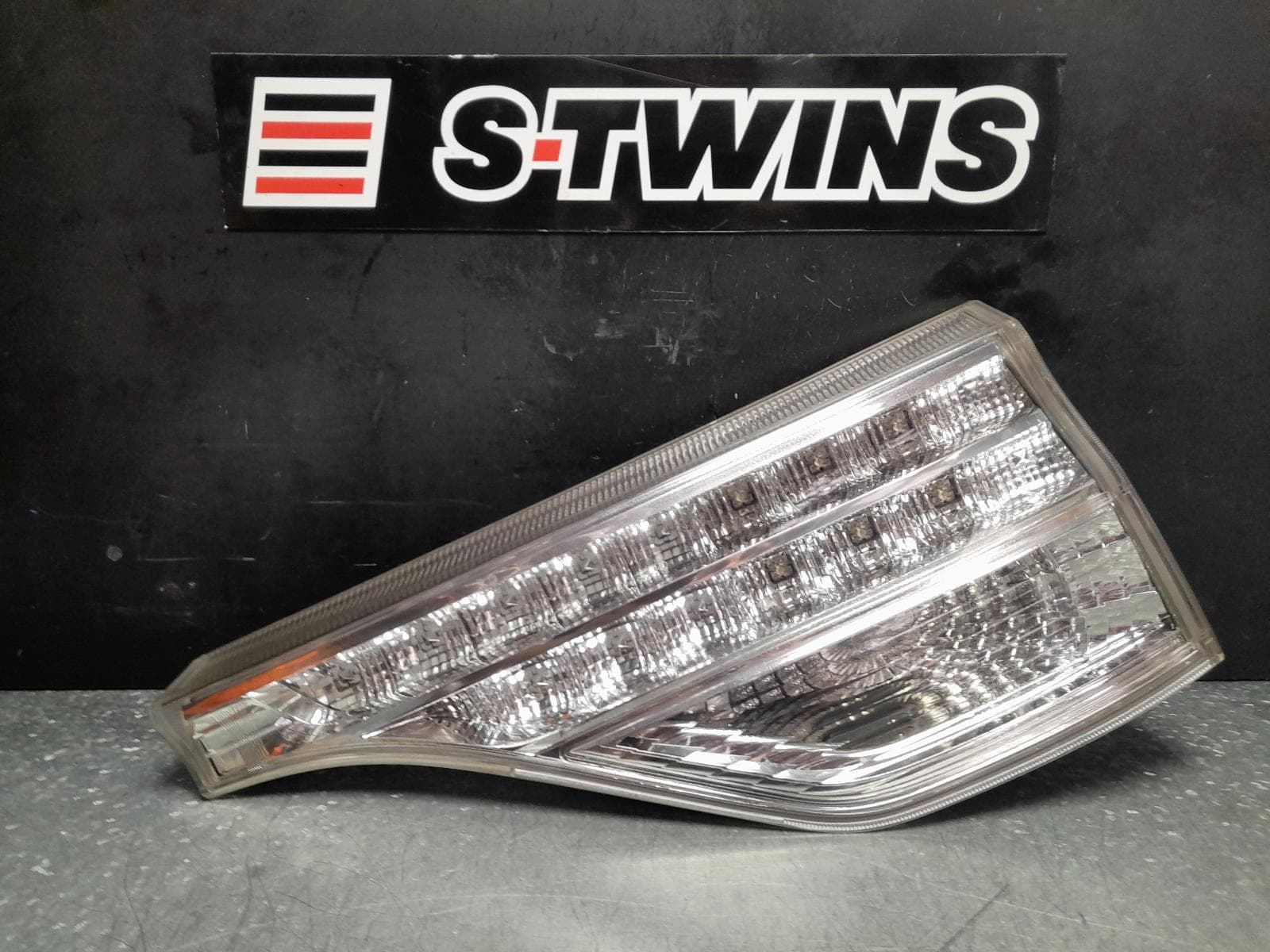 Used auto part listing image: 2014 TOYOTA ESTIMA REAR GARNISH TAILGATE LAMP (RH SIDE), XR50, CLEAR, LENS# 28-197, 05-15 (IMPORT) 0000353239