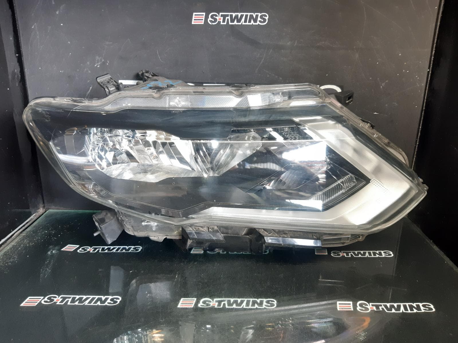 Used auto part listing image: 2019 NISSAN XTRAIL RIGHT HEADLAMP T32, ST/ST-L/TS, HALOGEN TYPE, 02/17-07/22 0000364323